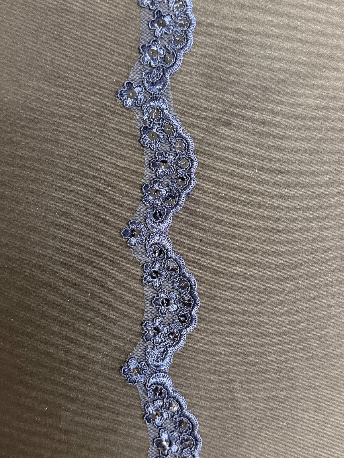 Bordure à paillettes torsadée bleu marine - T713