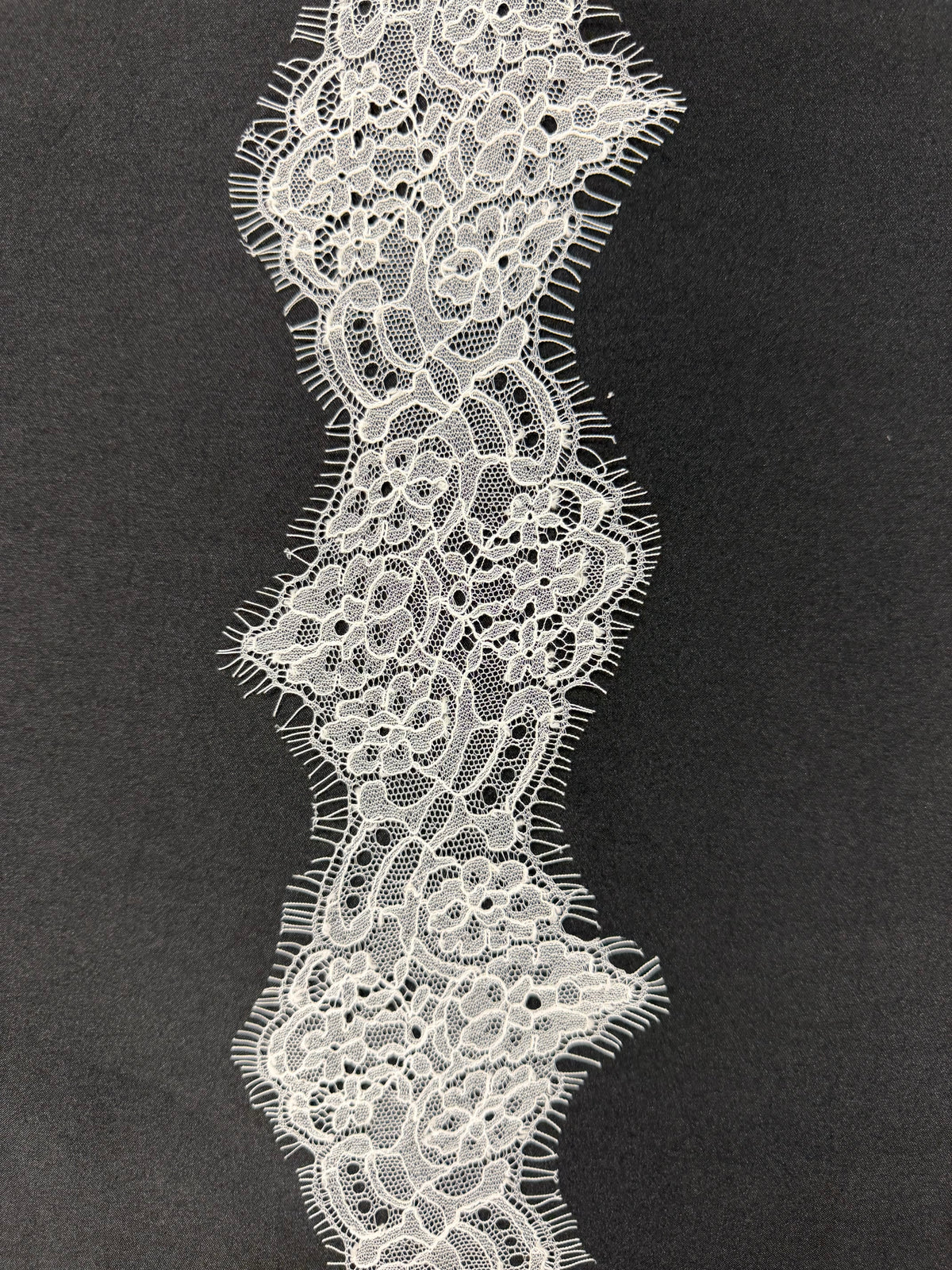 Bande de dentelle Chantilly en porcelaine - Kai (EE4009)