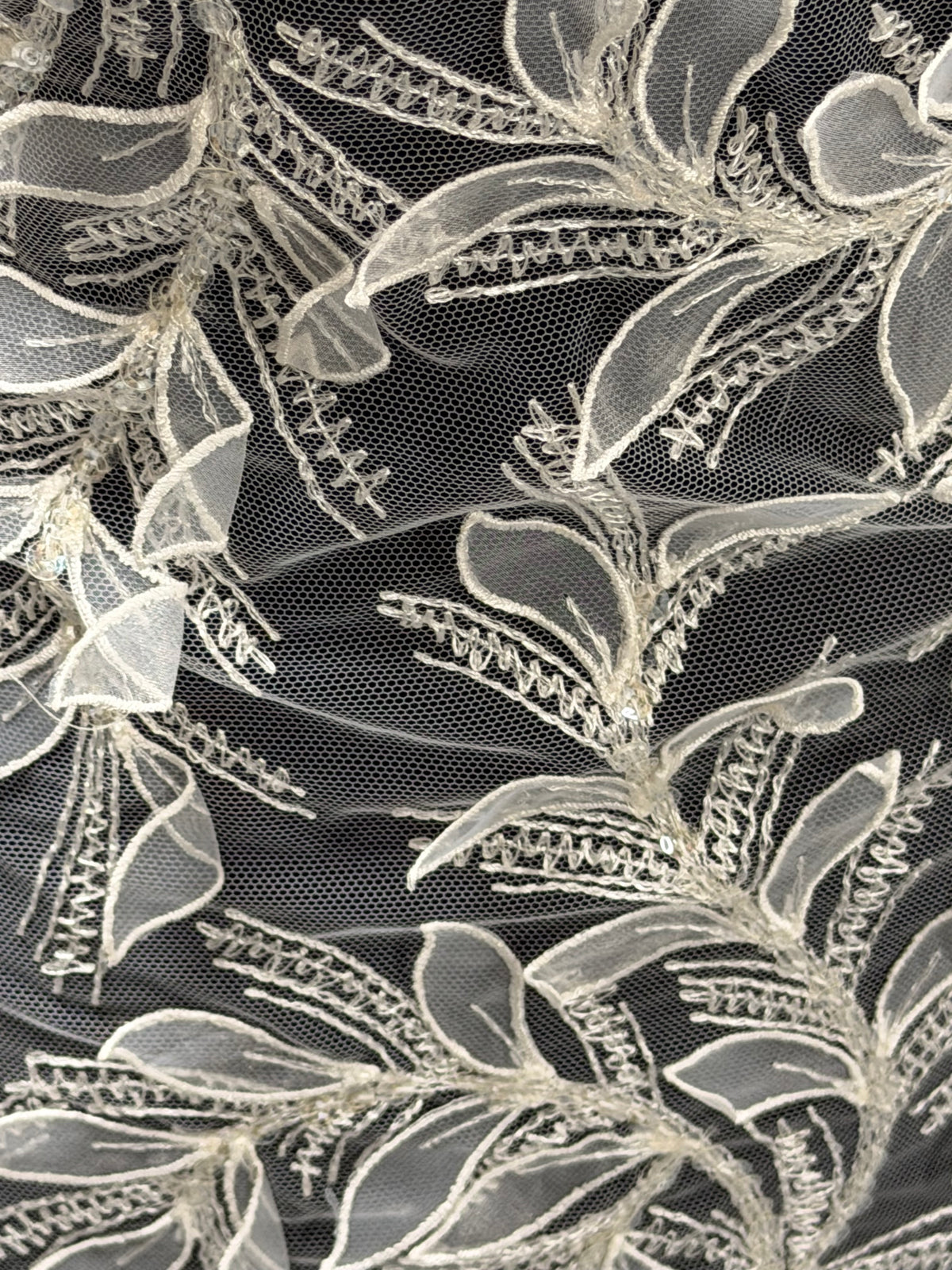 Tulle brodé de perles ivoire - P956
