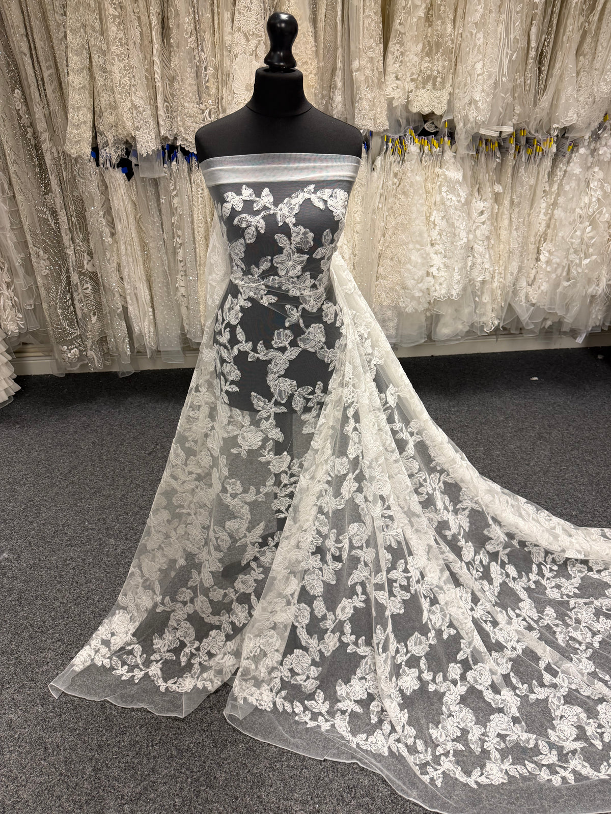 Dentelle brodée contemporaine ivoire - EB5041