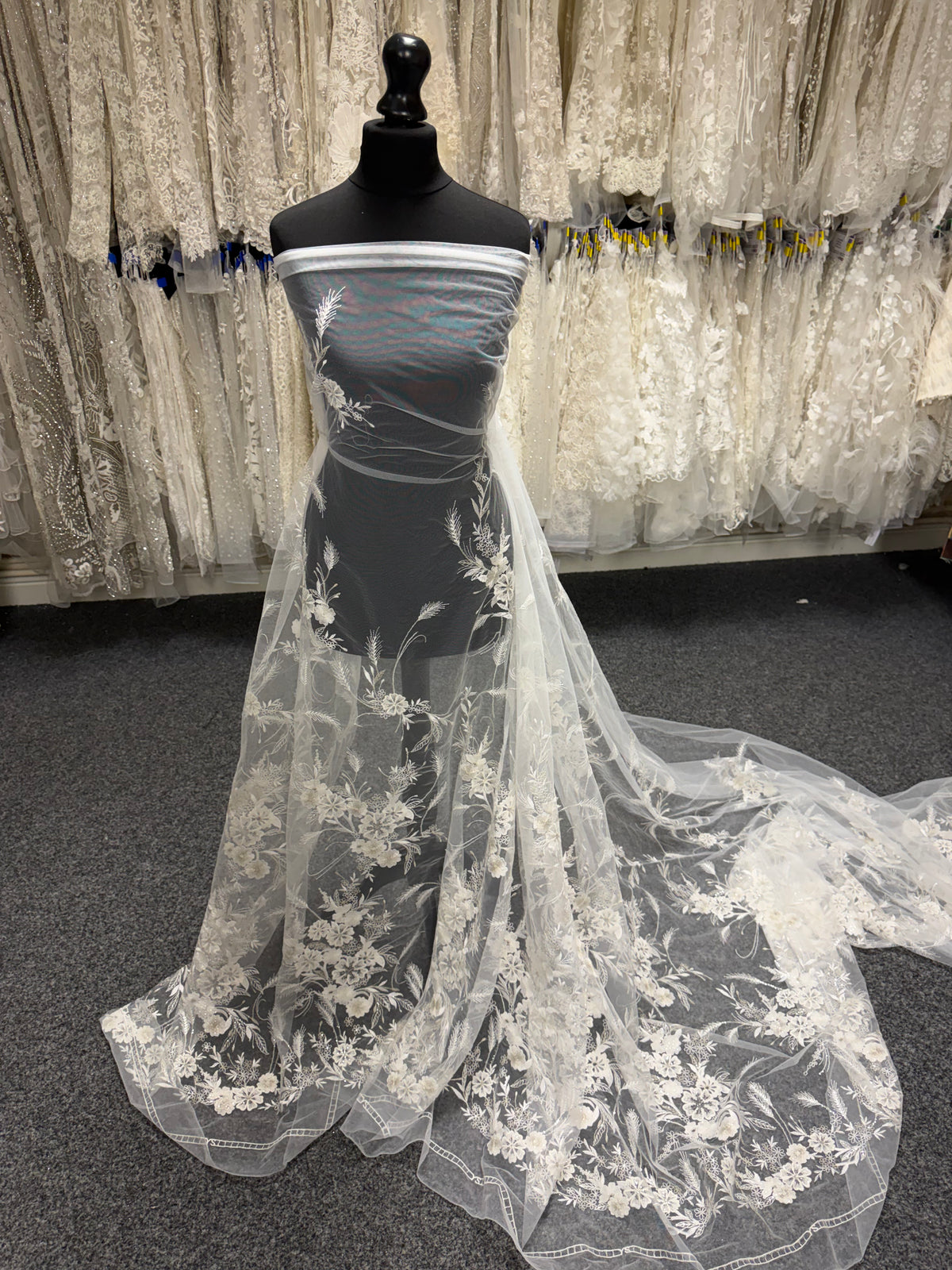 Dentelle brodée de sequins ivoire - EB3036