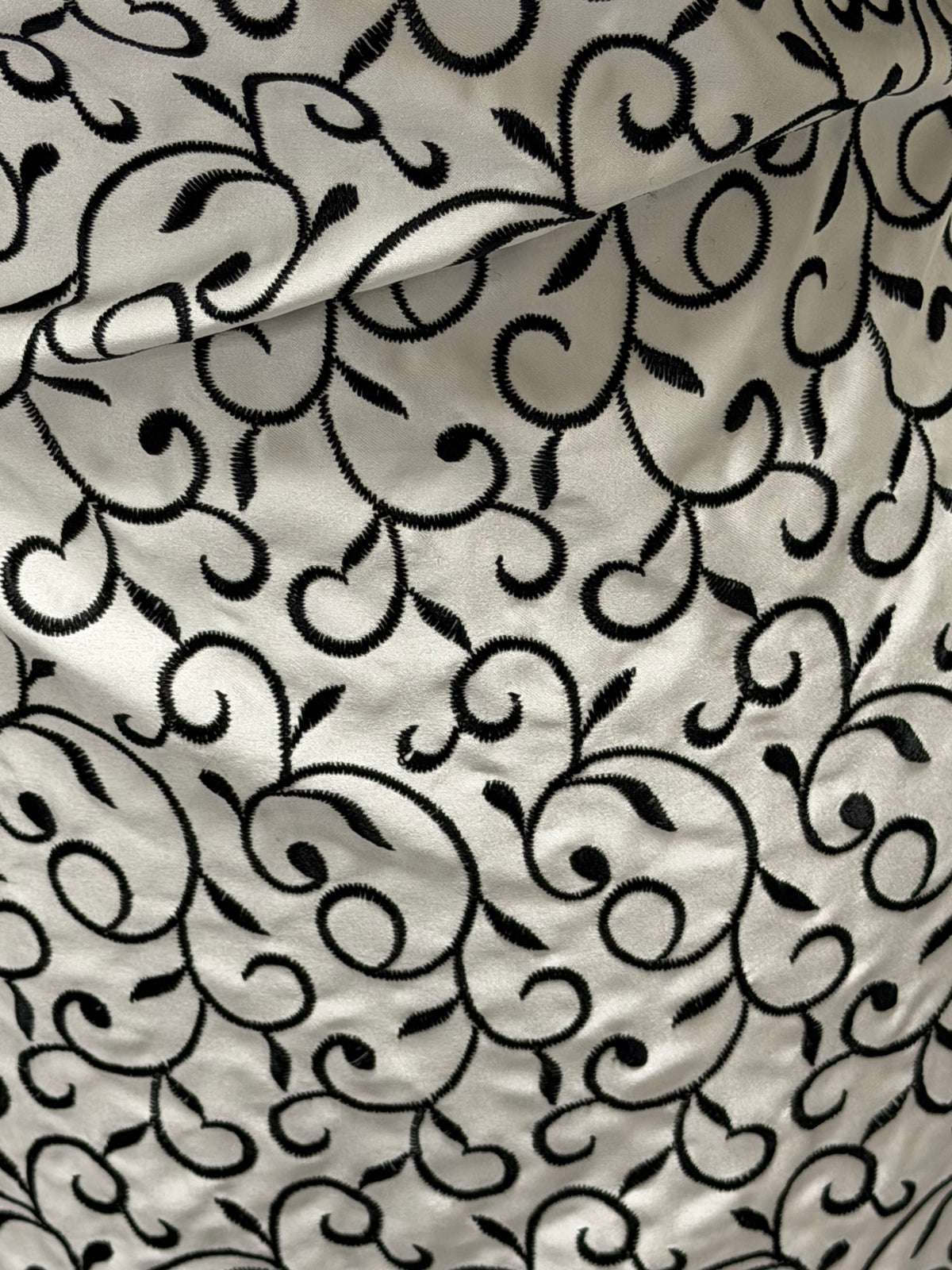 Satin duchesse brodé ivoire/noir - P476