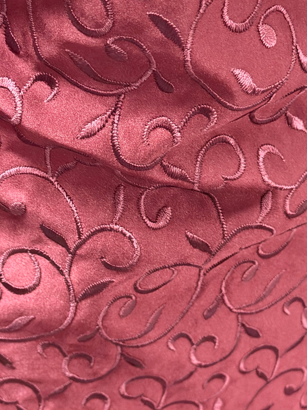 Satin duchesse brodé lie-de-vin foncé - P476