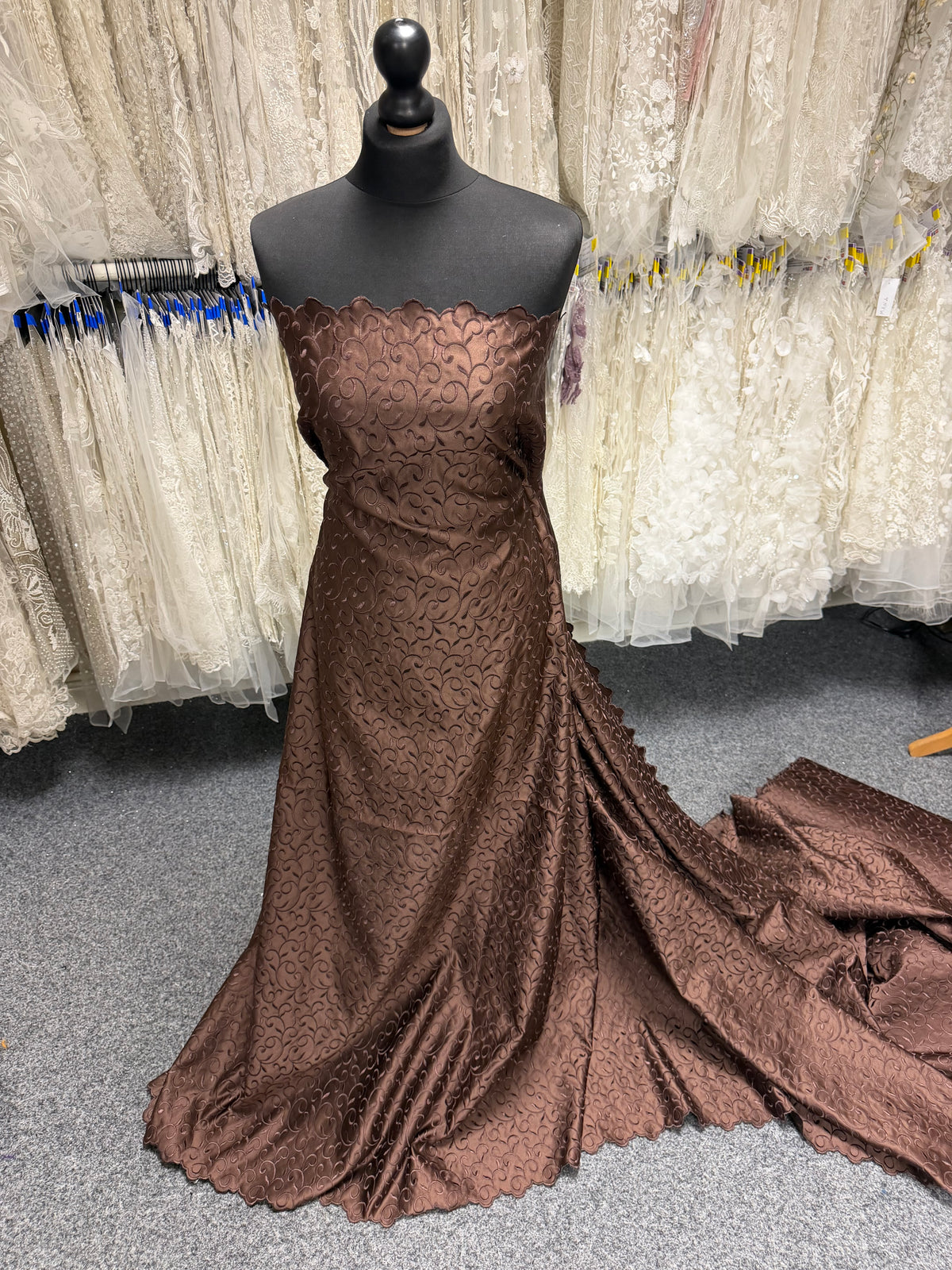 Satin duchesse brodé chocolat - P476