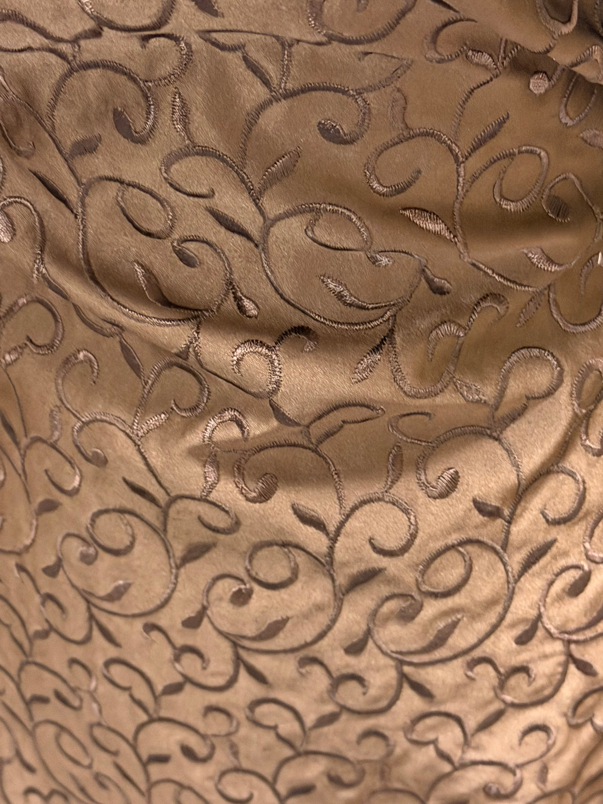 Satin duchesse brodé chocolat - P476