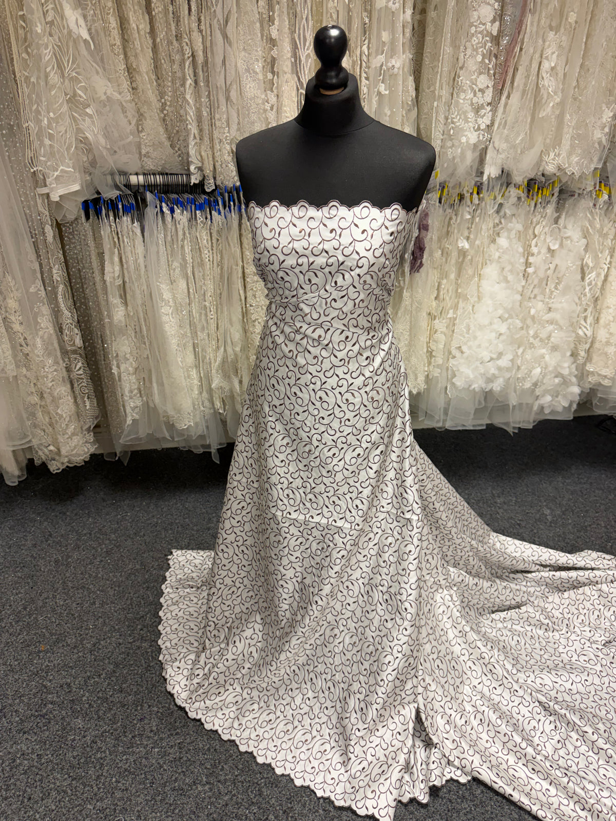 Satin duchesse brodé ivoire/cacao moyen - P476