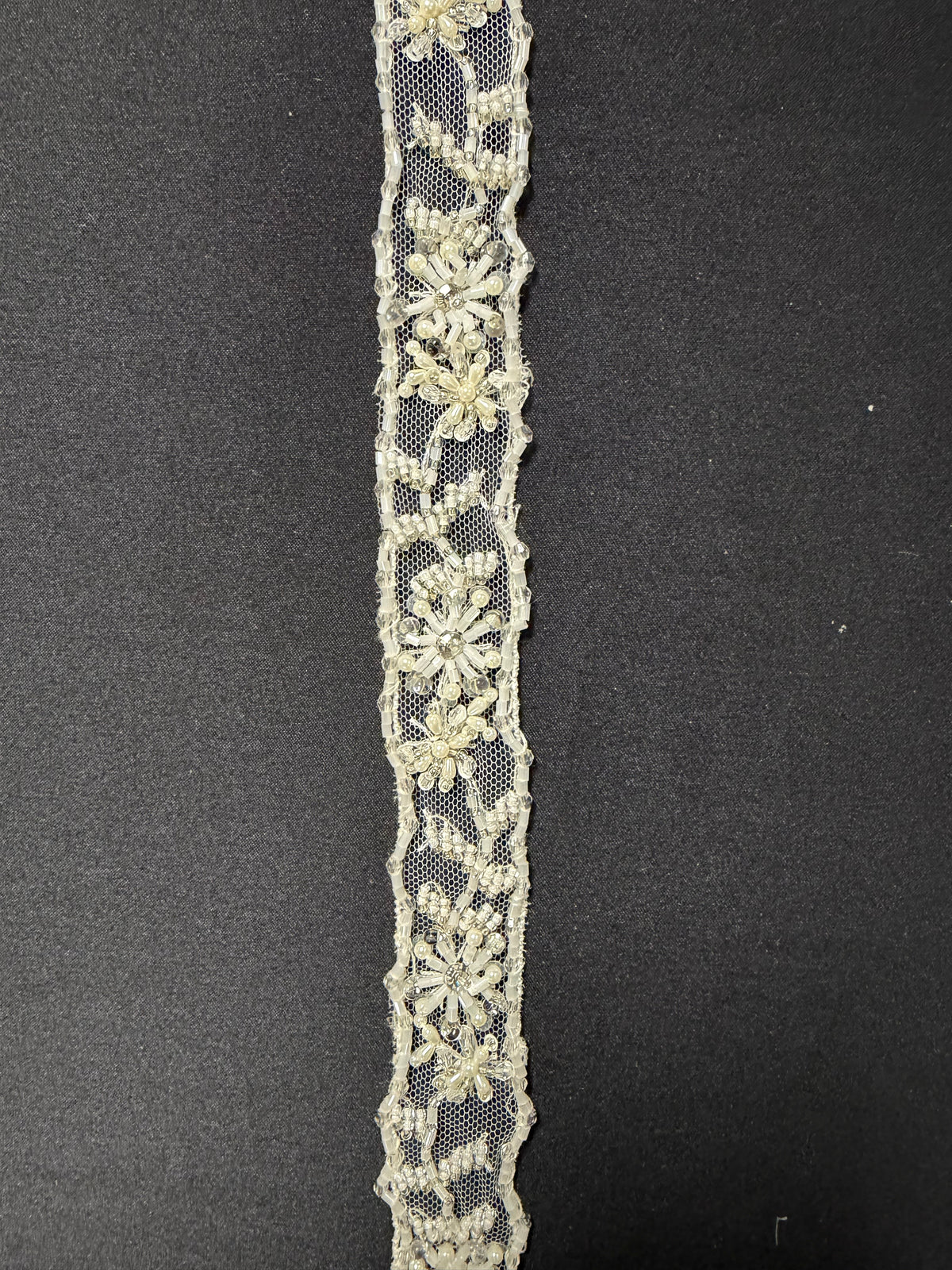 Bordure en dentelle perlée et sequinée ivoire - T166
