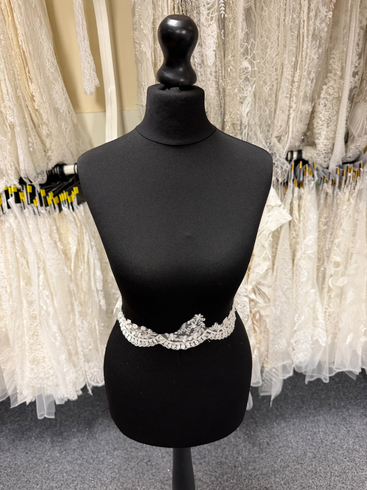 Garniture en perles et sequins ivoire - T838