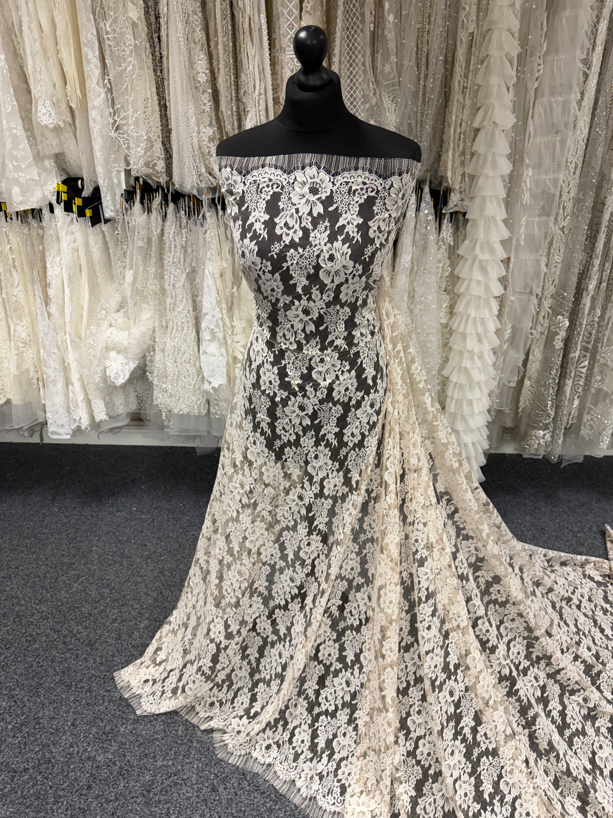 Dentelle Chantilly Beige - P305 (140cm)