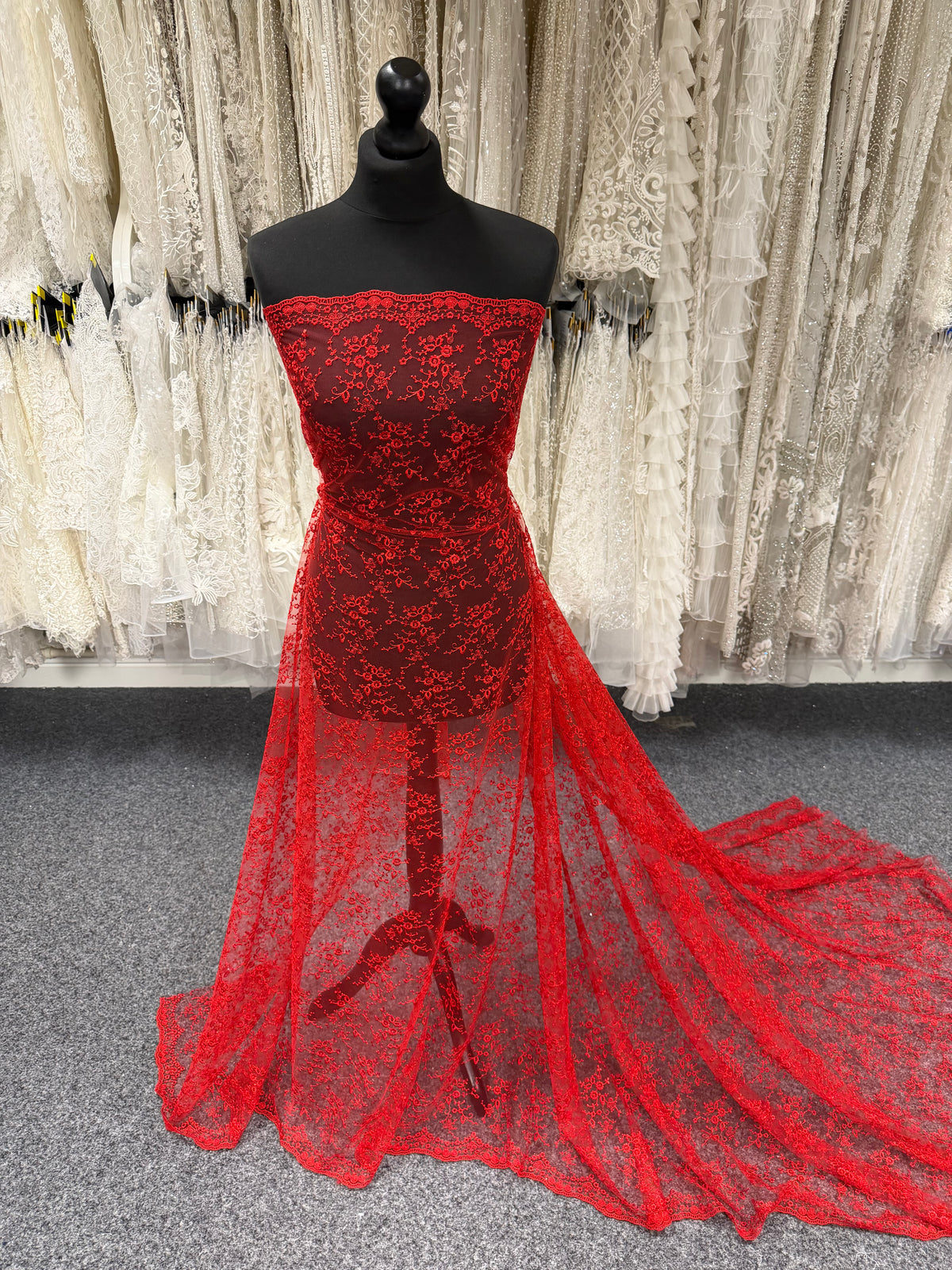 Dentelle brodée rouge - P615