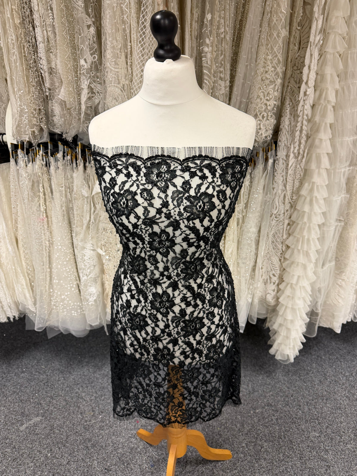 Dentelle de Chantilly perlée noire - P361
