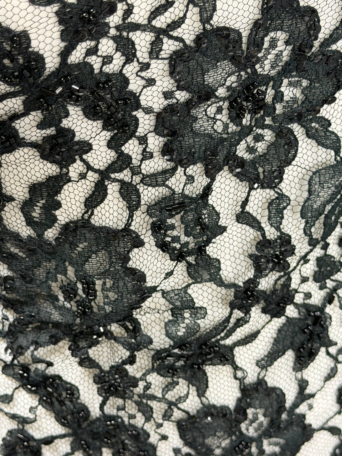 Dentelle de Chantilly perlée noire - P361