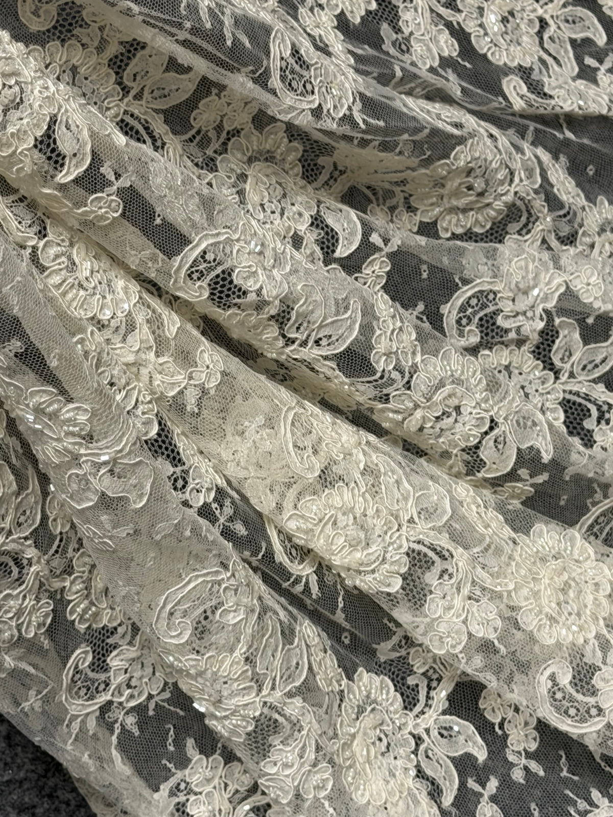 Dentelle de Chantilly ivoire à cordonnet et perles - P207