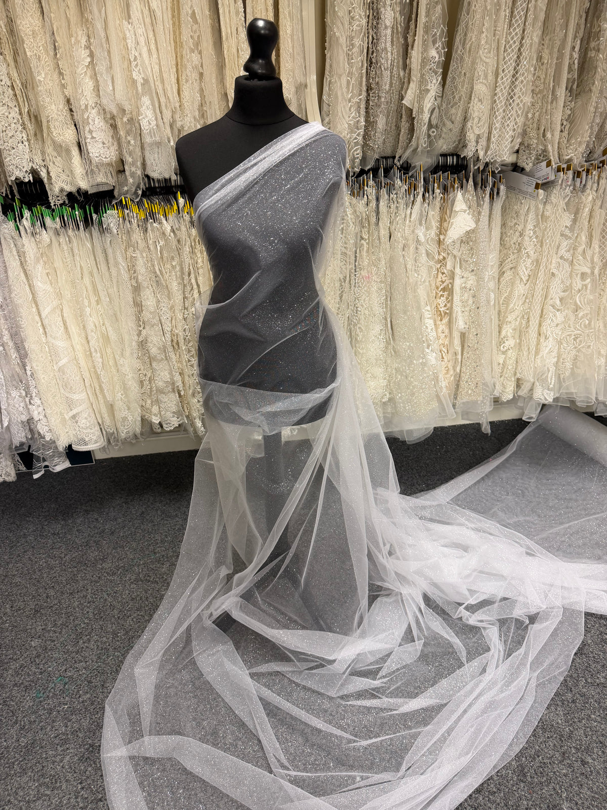 Tulle blanc à paillettes argentées - P15