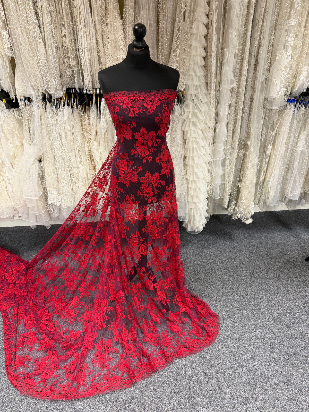 Dentelle Chantilly Rouge sur Violette - P188