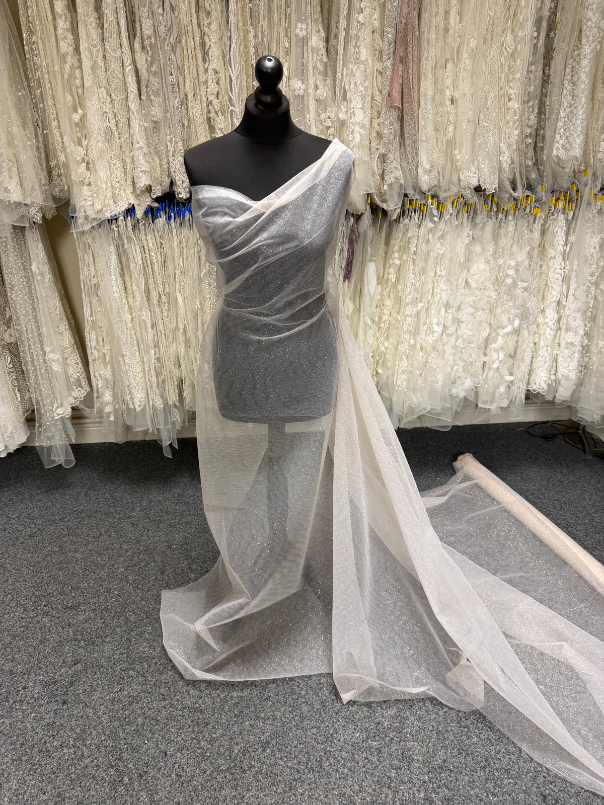 Tulle blanc à paillettes dorées - P15