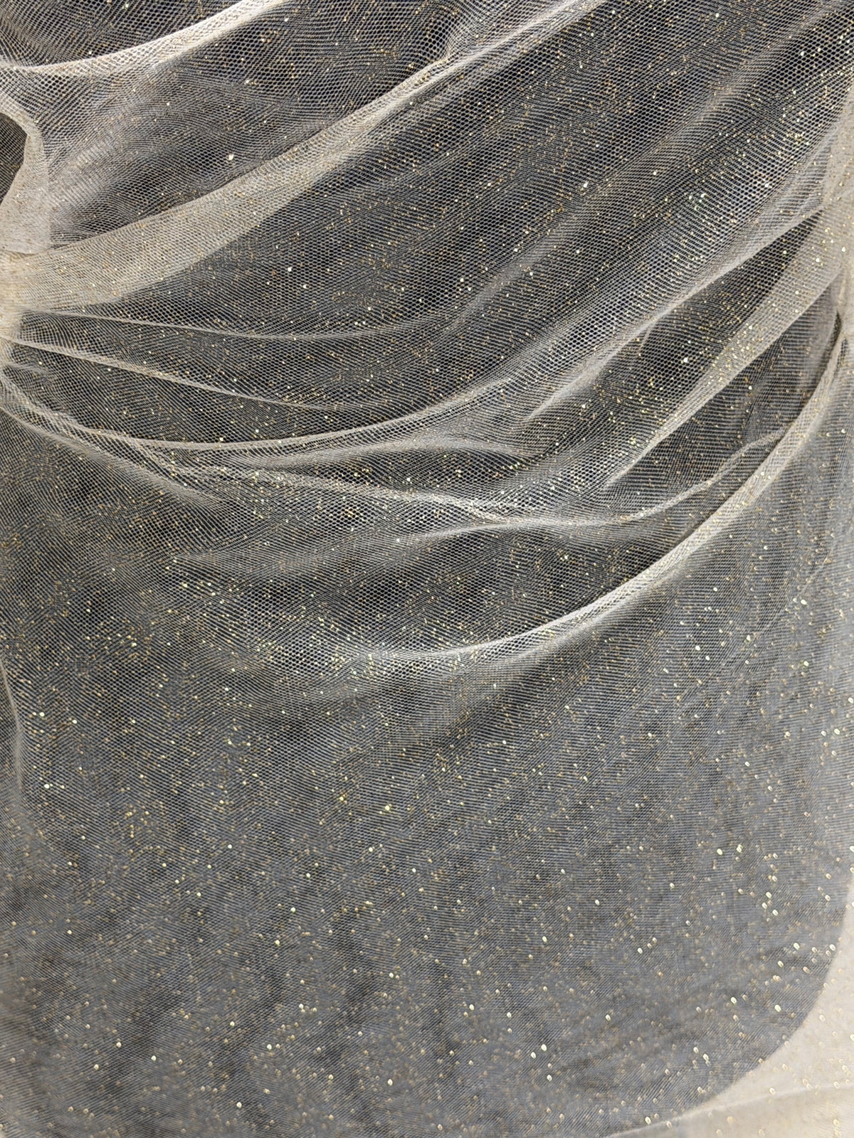 Tulle blanc à paillettes dorées - P15