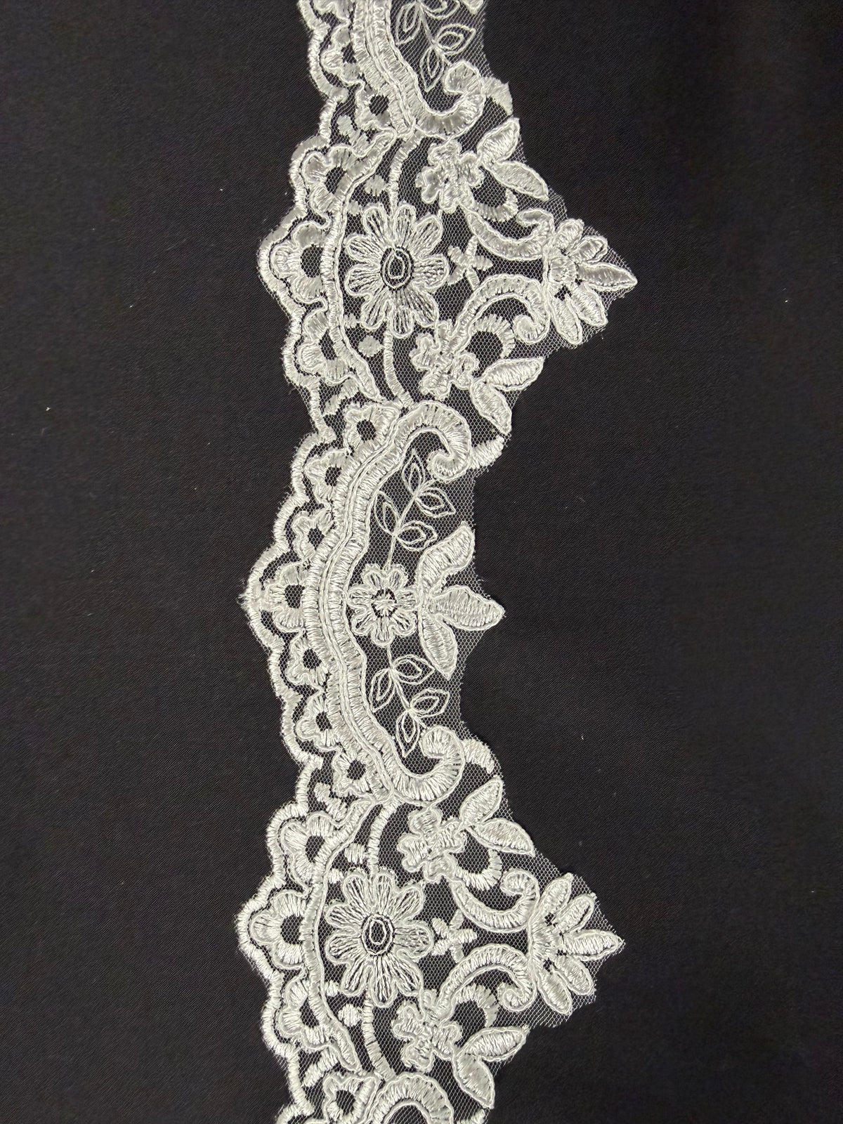 Passementerie en dentelle cordée ivoire - T727