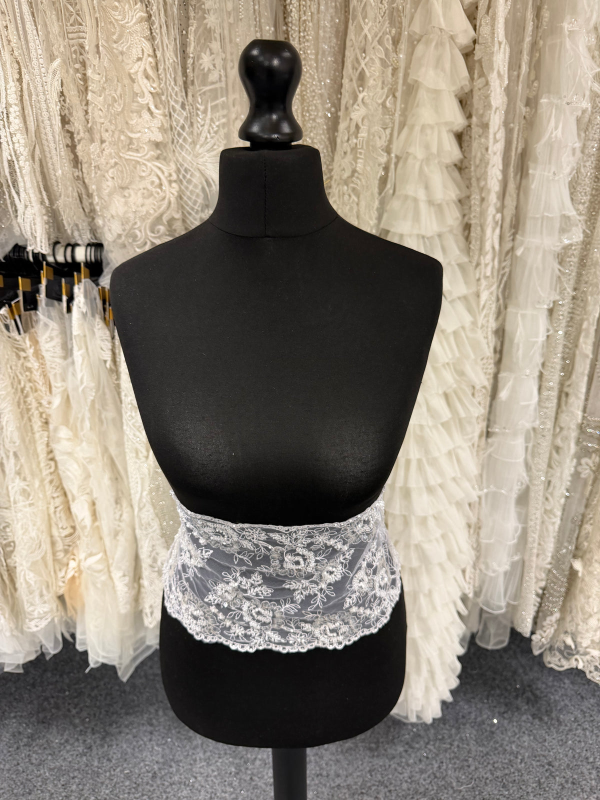 Dentelle blanche ornée de perles et de sequins - T277