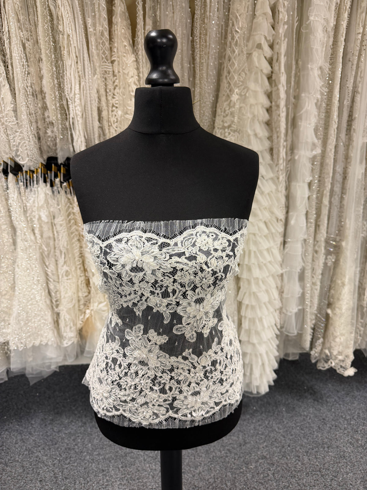 Dentelle française à cordonnet et perles ivoire - P251