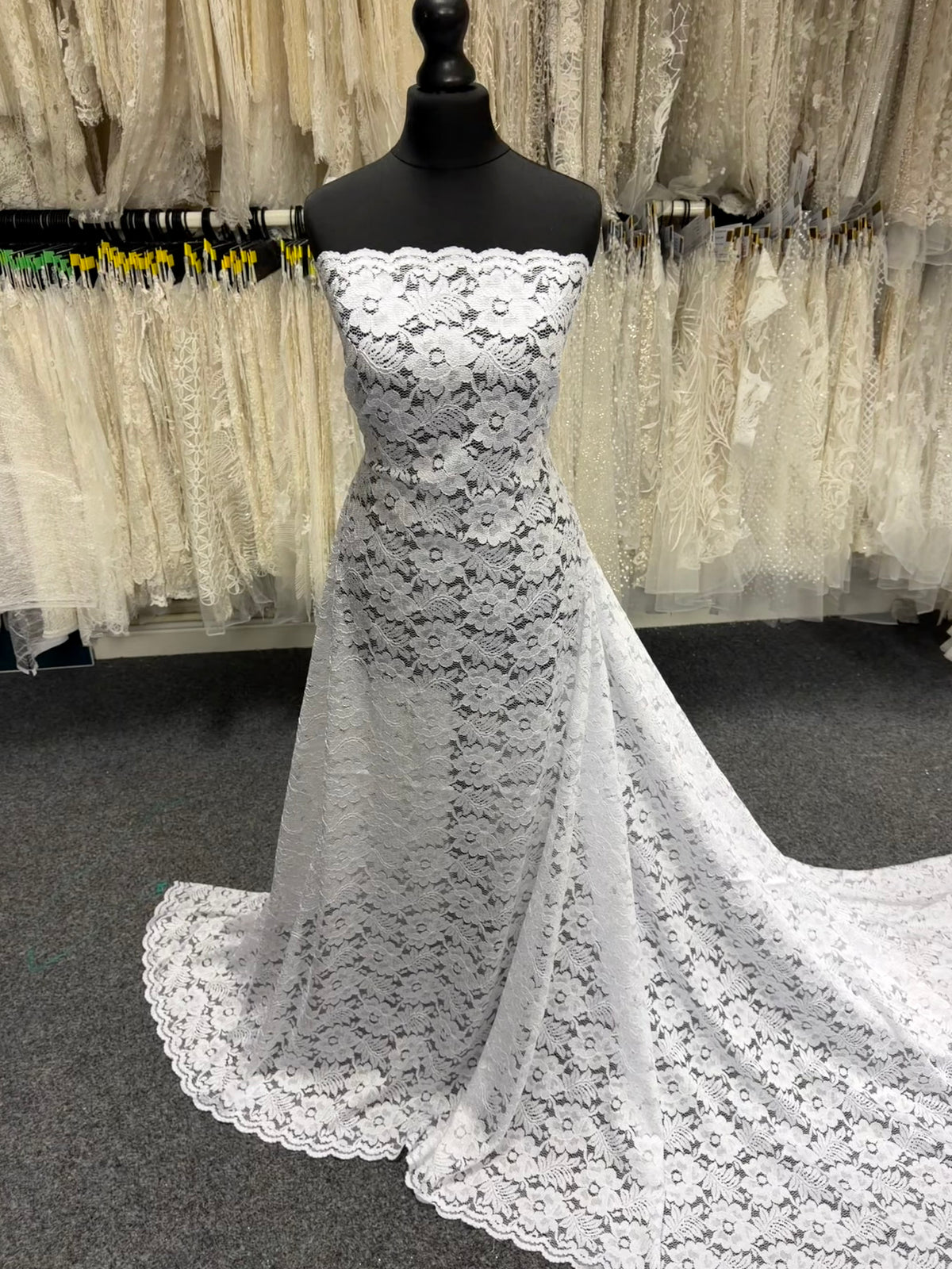 Dentelle florale blanche - P199