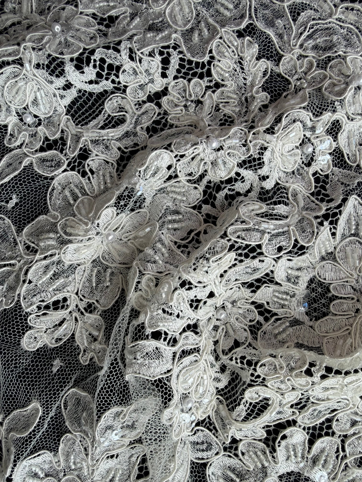 Dentelle française à cordonnet et perles ivoire - P251
