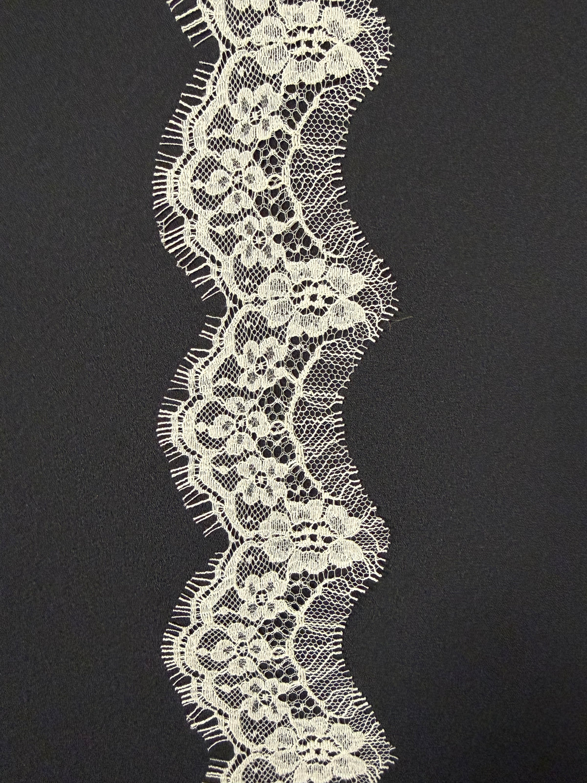 Bordure en dentelle française ivoire - T648