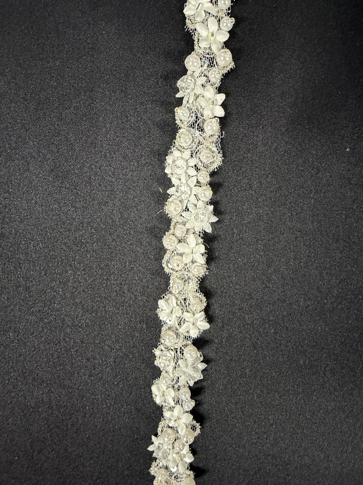 Bordure en dentelle 3D perlée ivoire - T883