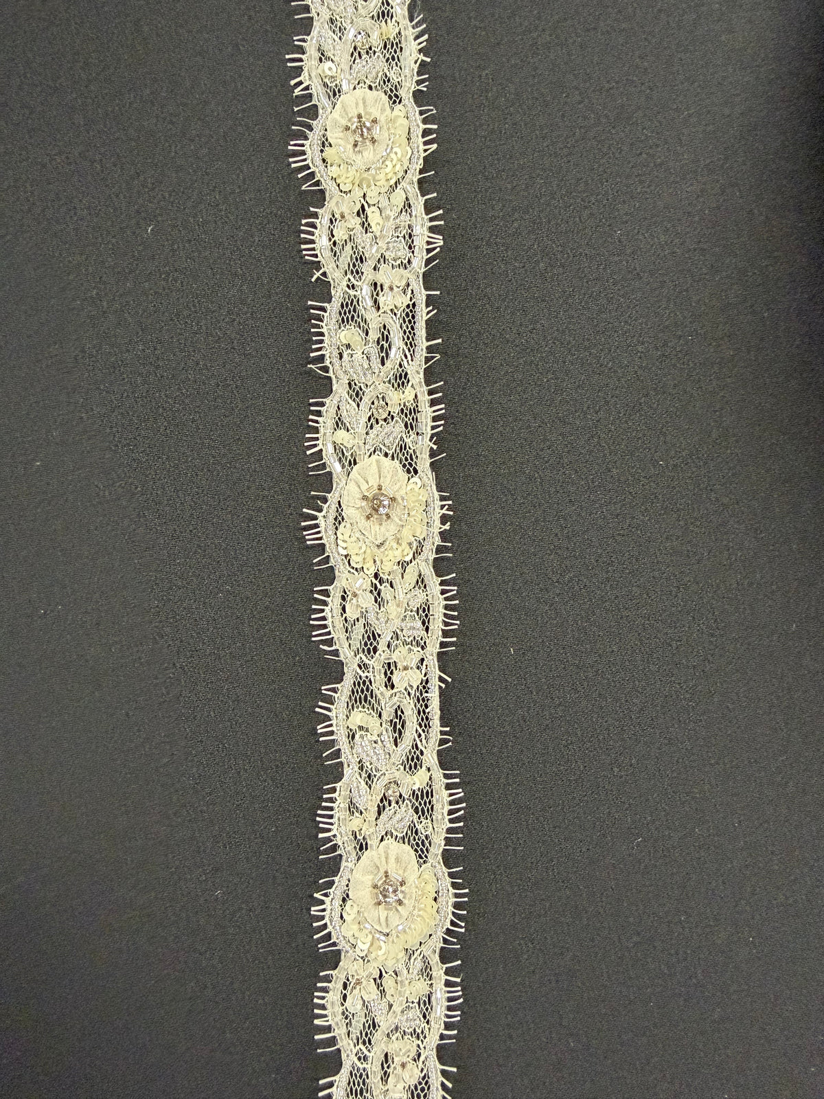Bordure perlée et pailletée ivoire 3D - T513