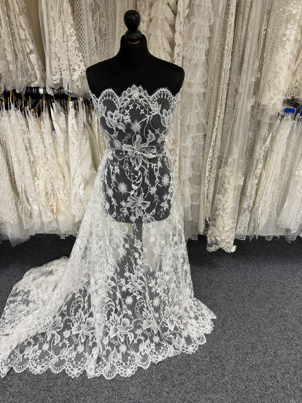 Dentelle en ivoire brodée de cordelettes et de sequins - Ladina