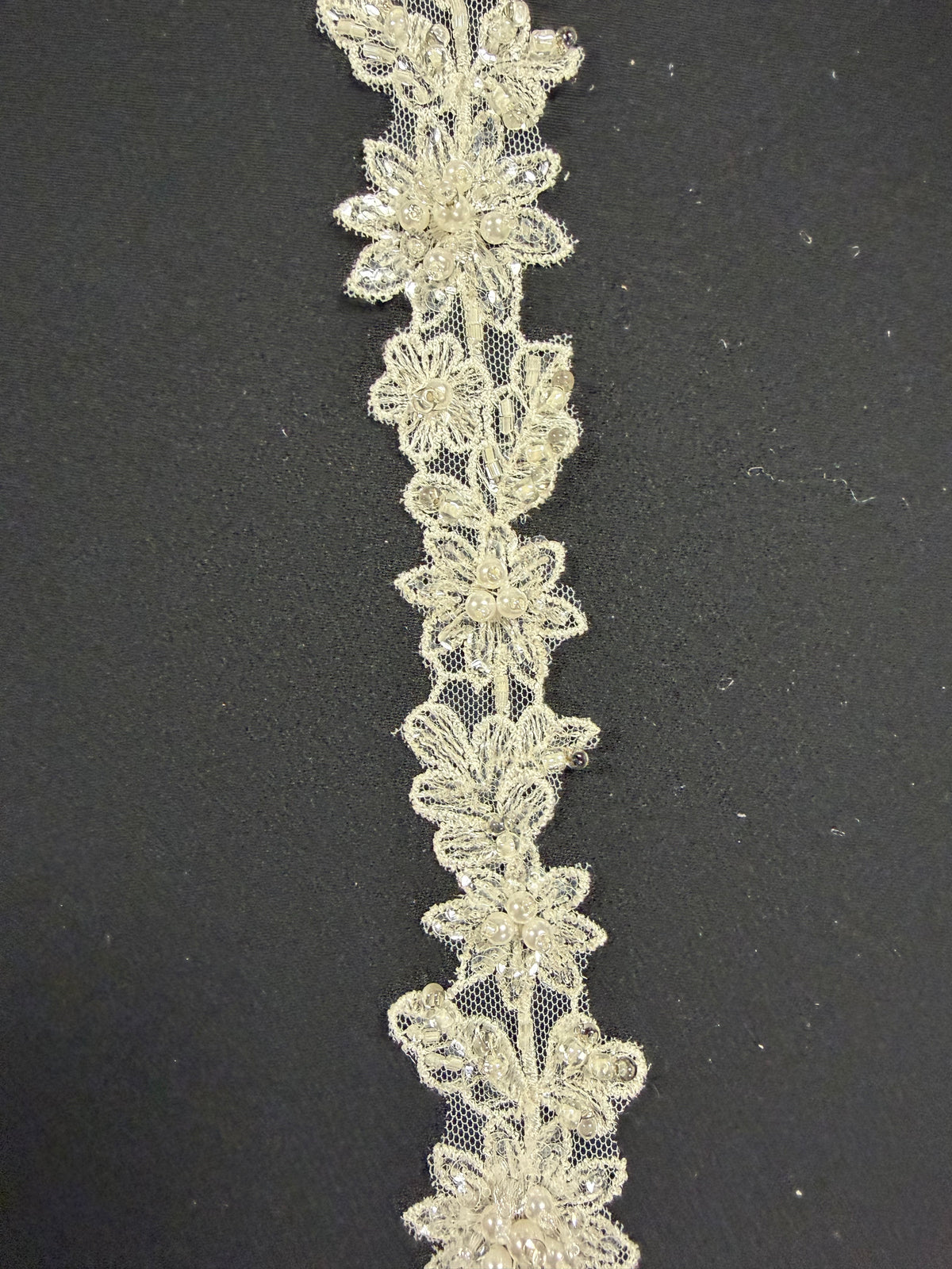 Bordure perlée et pailletée ivoire - T629