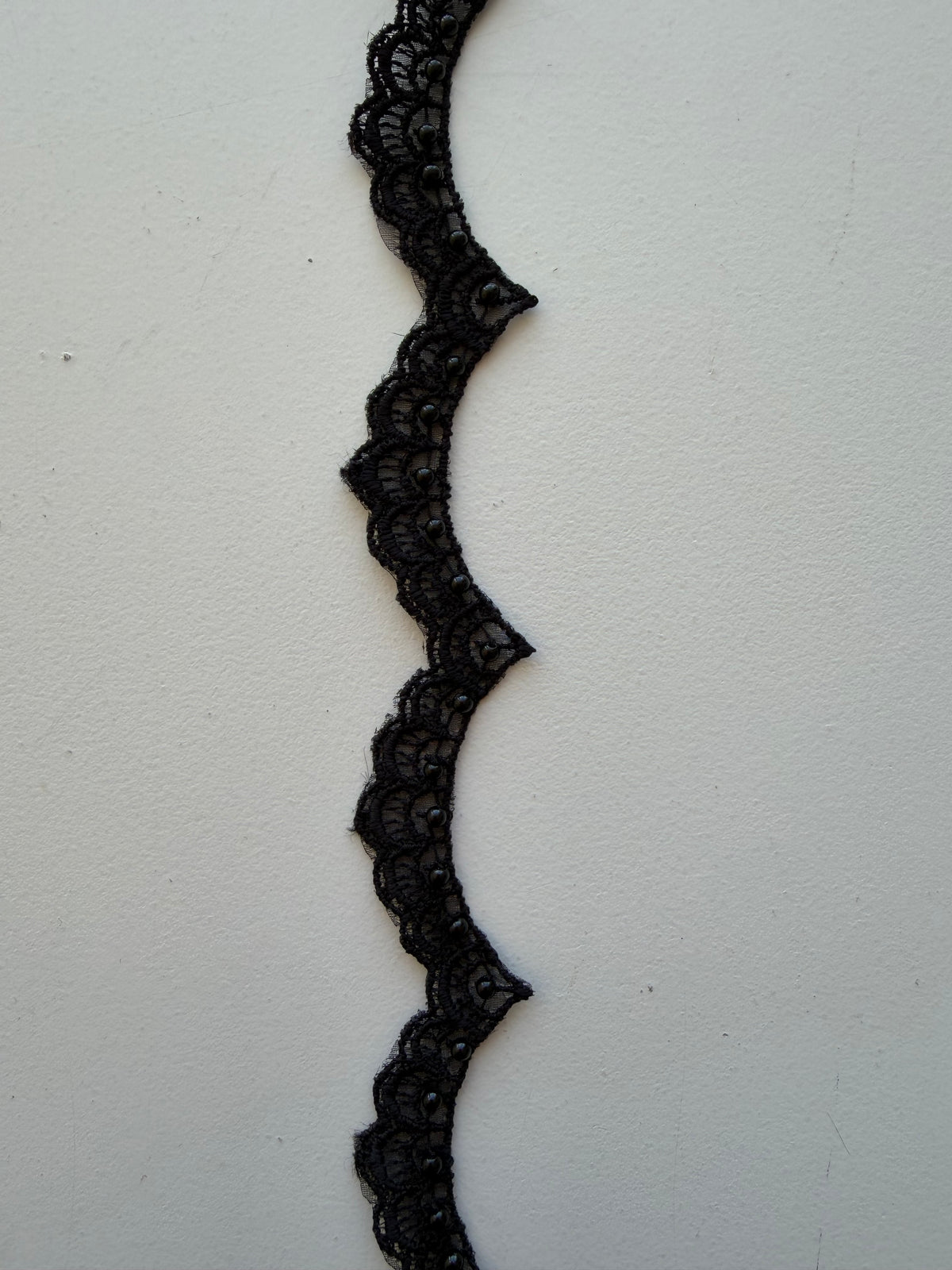 Bordure en dentelle perlée noire - T17