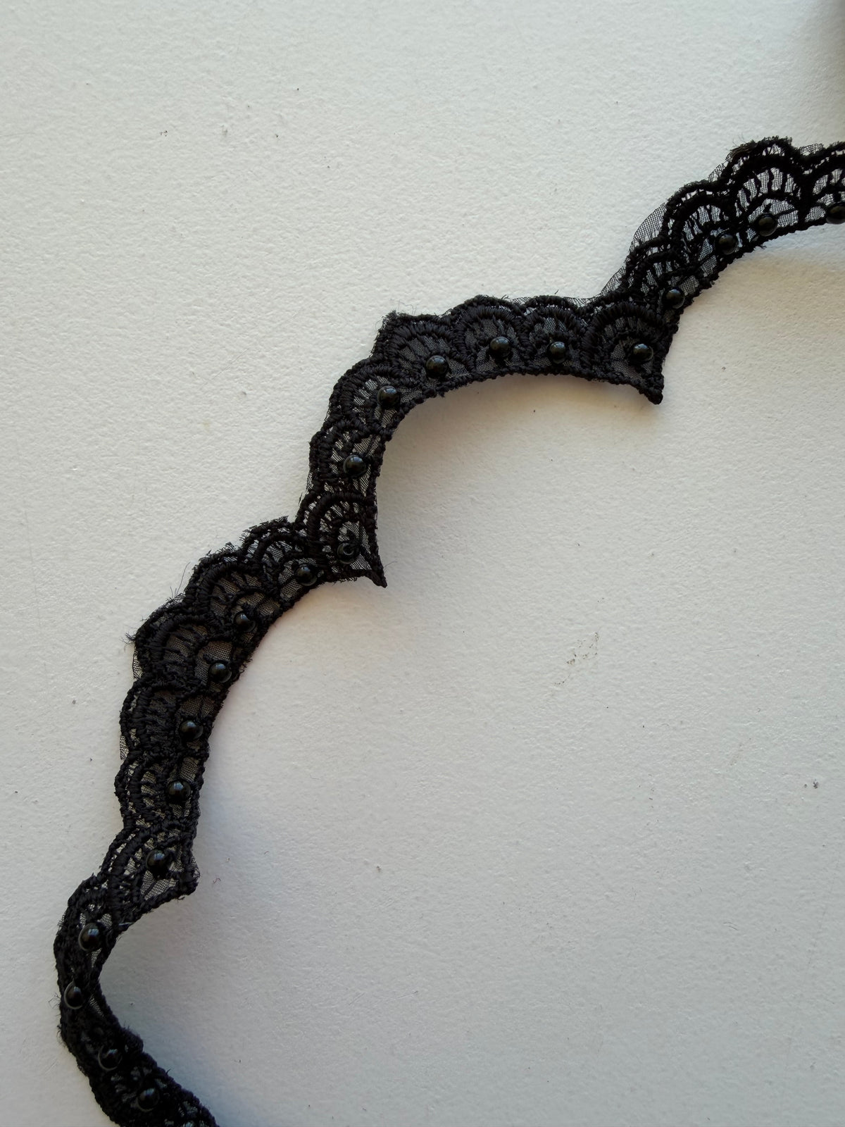 Bordure en dentelle perlée noire - T17