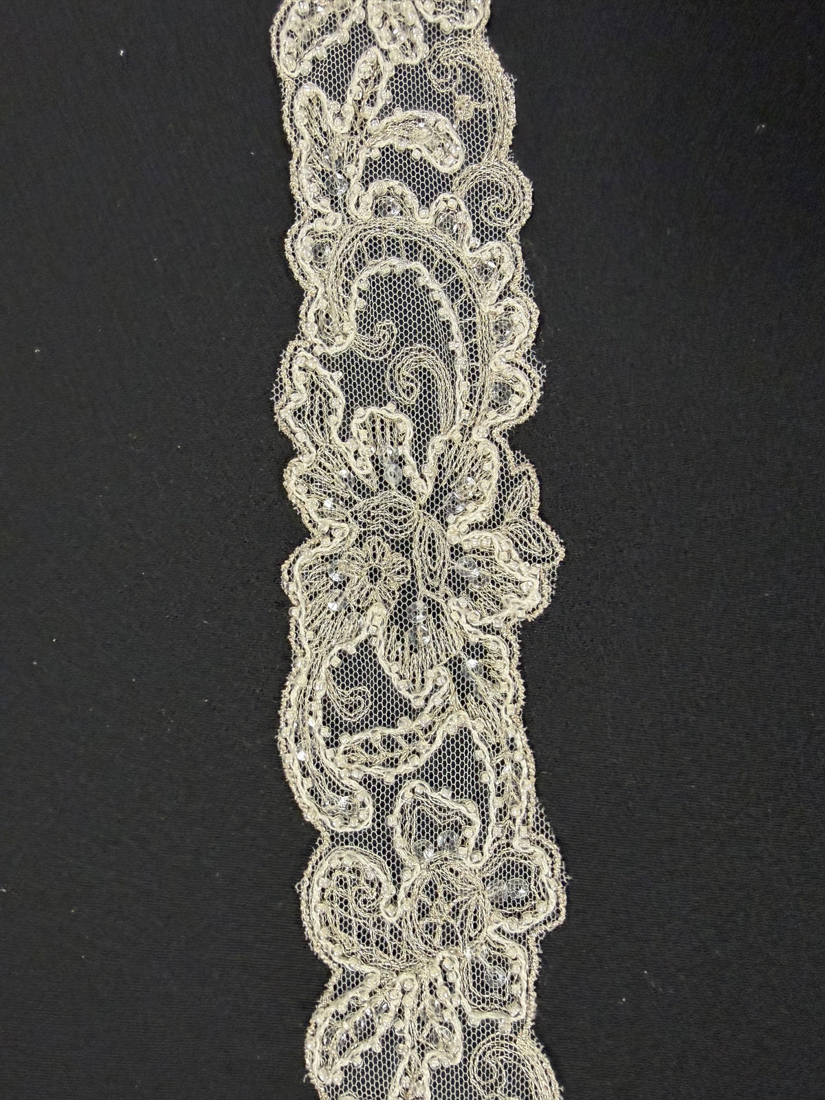 Bordure à perles et sequins ivoire/argent - T643