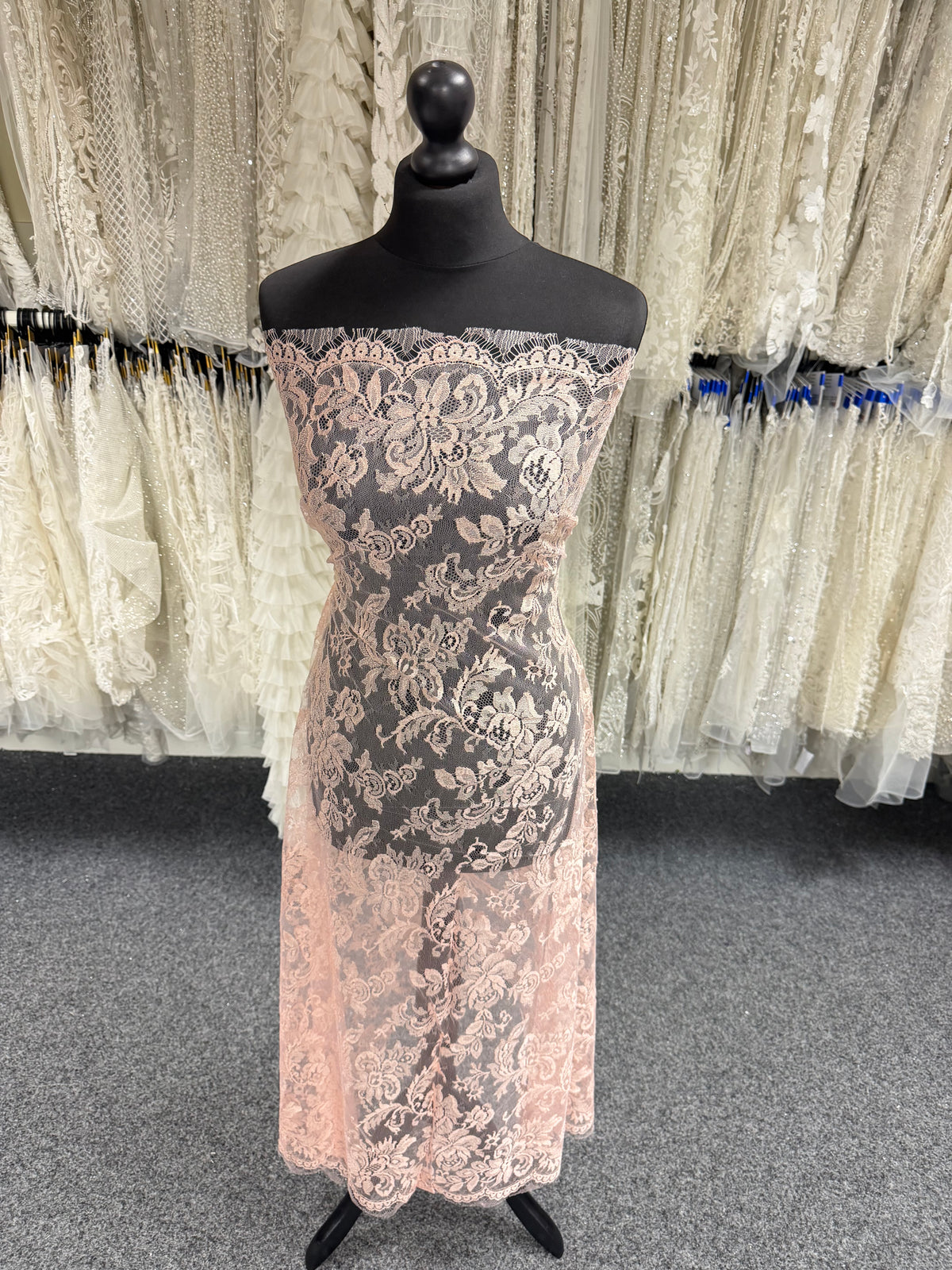 Dentelle de Chantilly Rose - P165