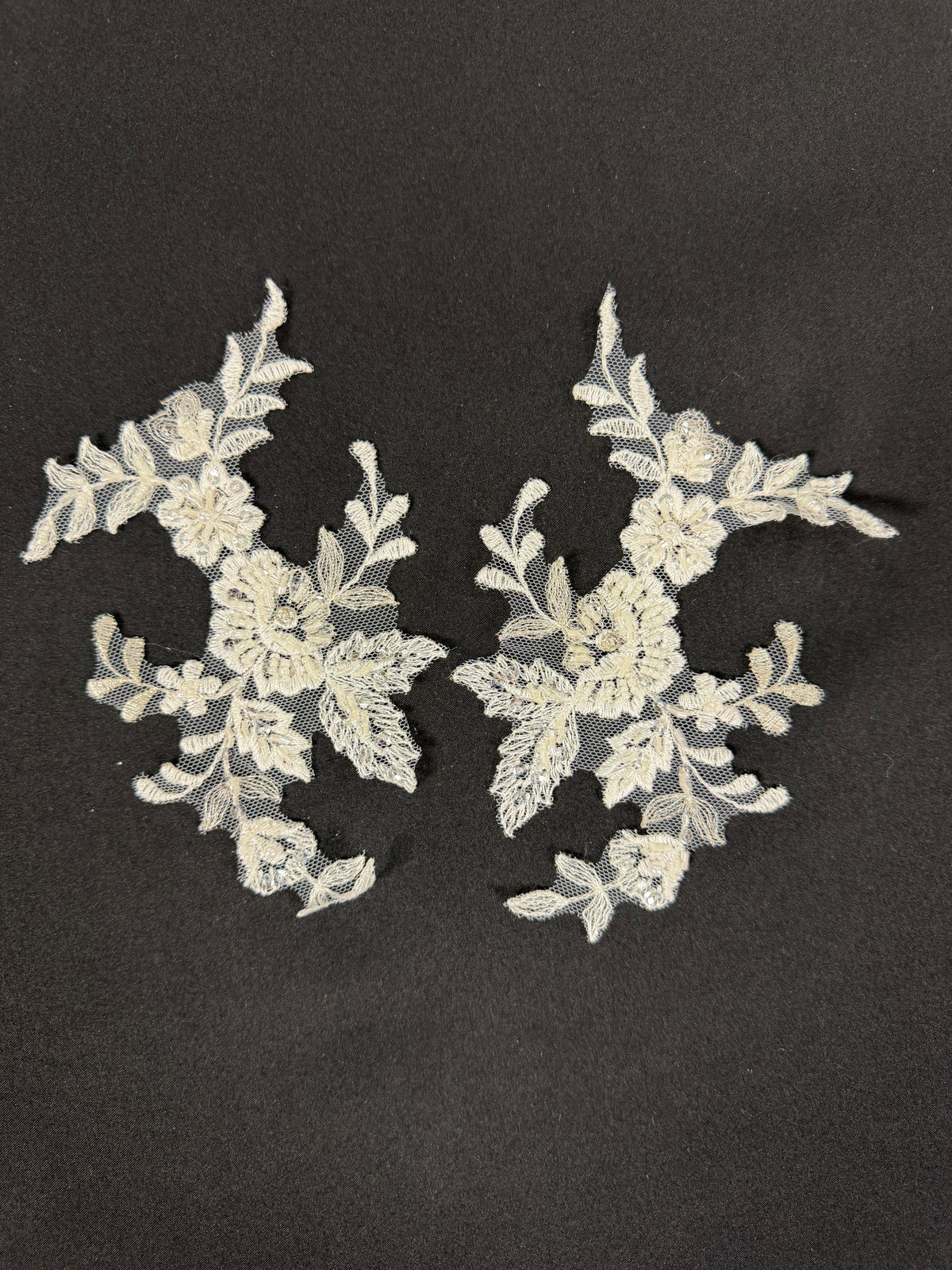 Appliques en dentelle perlée ivoire - T507