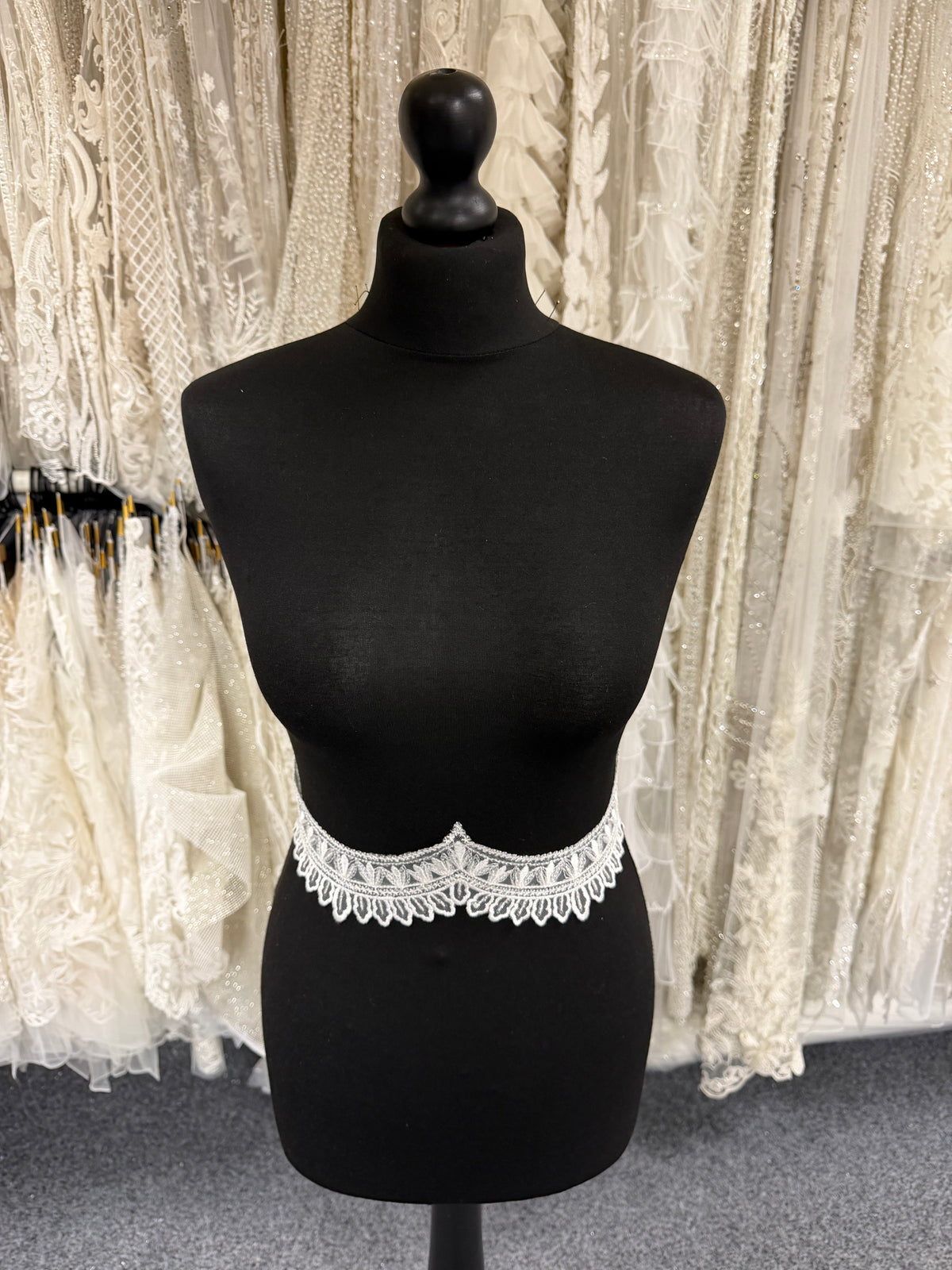 Galon de dentelle à sequins ivoire - T931
