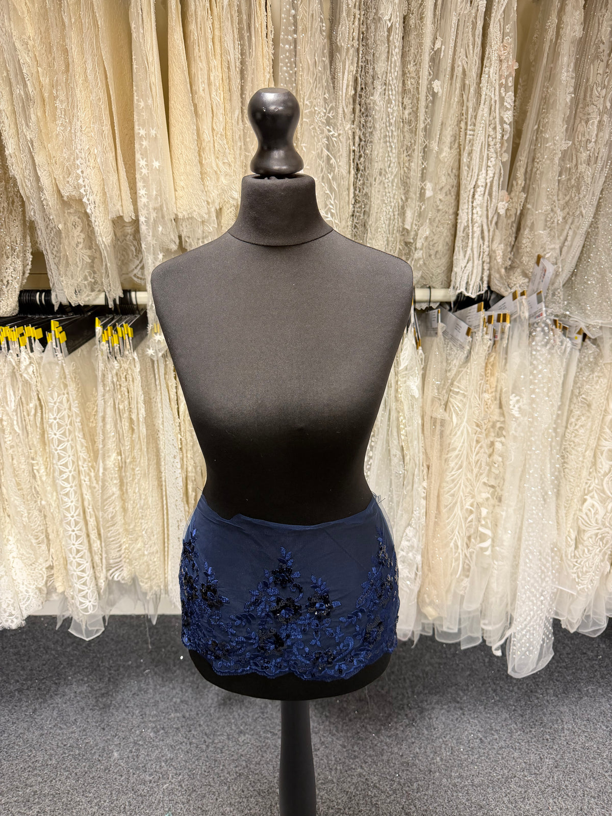Bordure à sequins bleu marine - T661