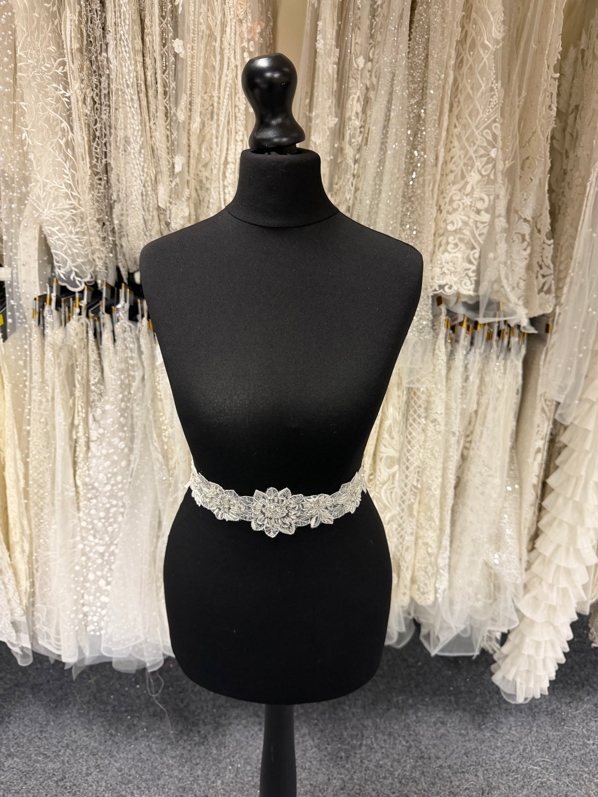 Bordure à perles et sequins ivoire/argent - T471