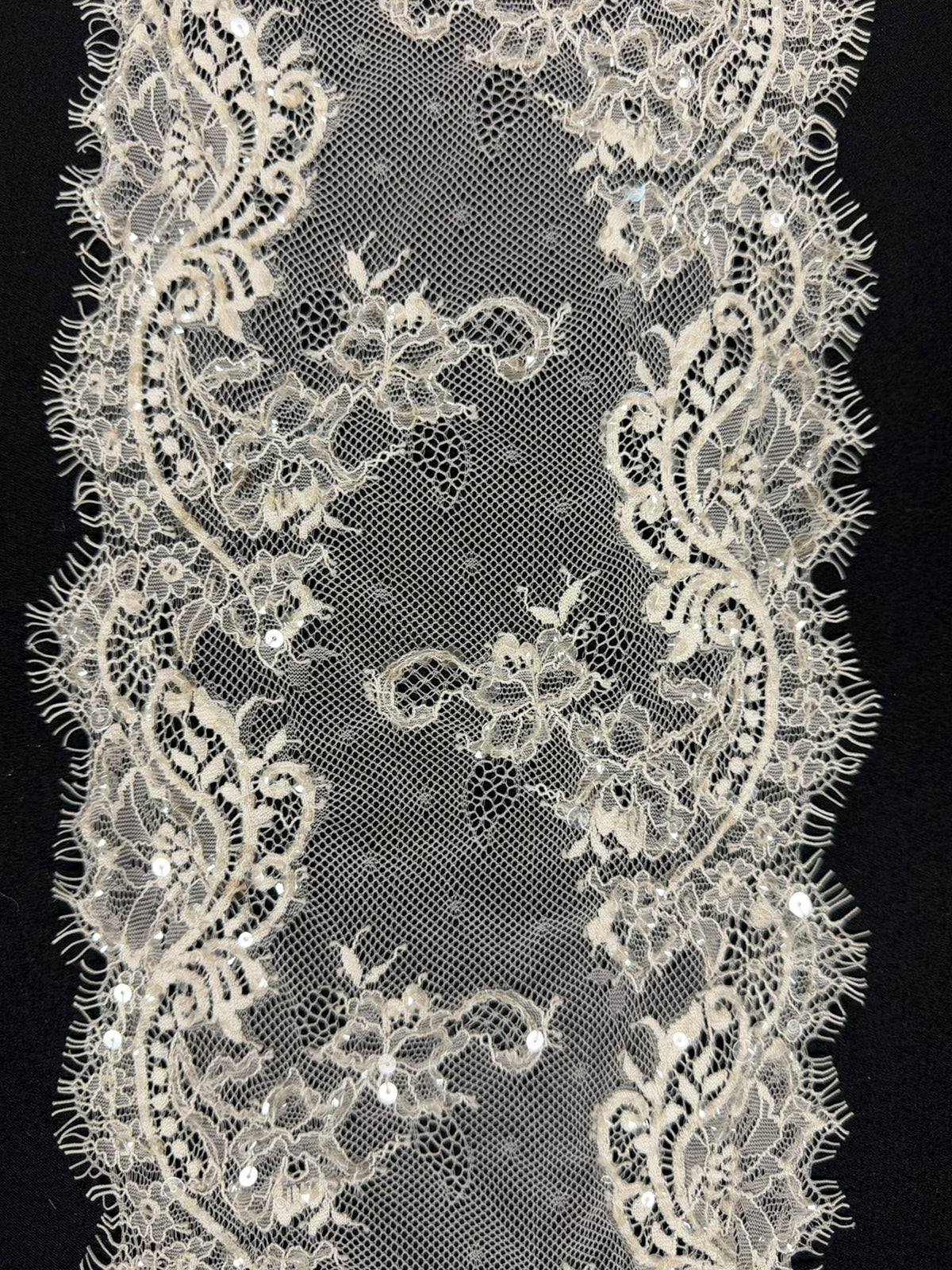 Bordure à sequins ivoire - T374