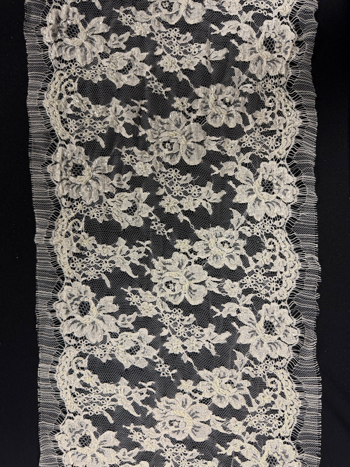 Bordure en dentelle de Chantilly française perlée et à paillettes, couleur ivoire - T268