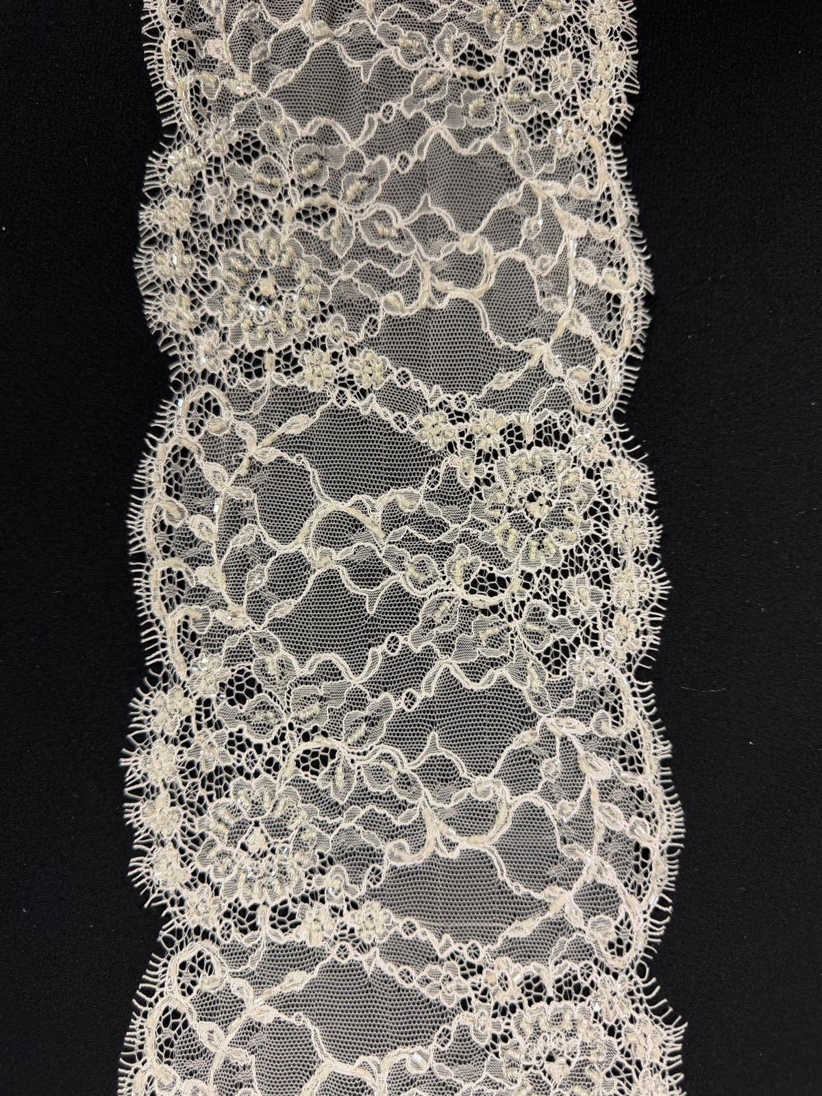 Bordure perlée et à paillettes ivoire - T222