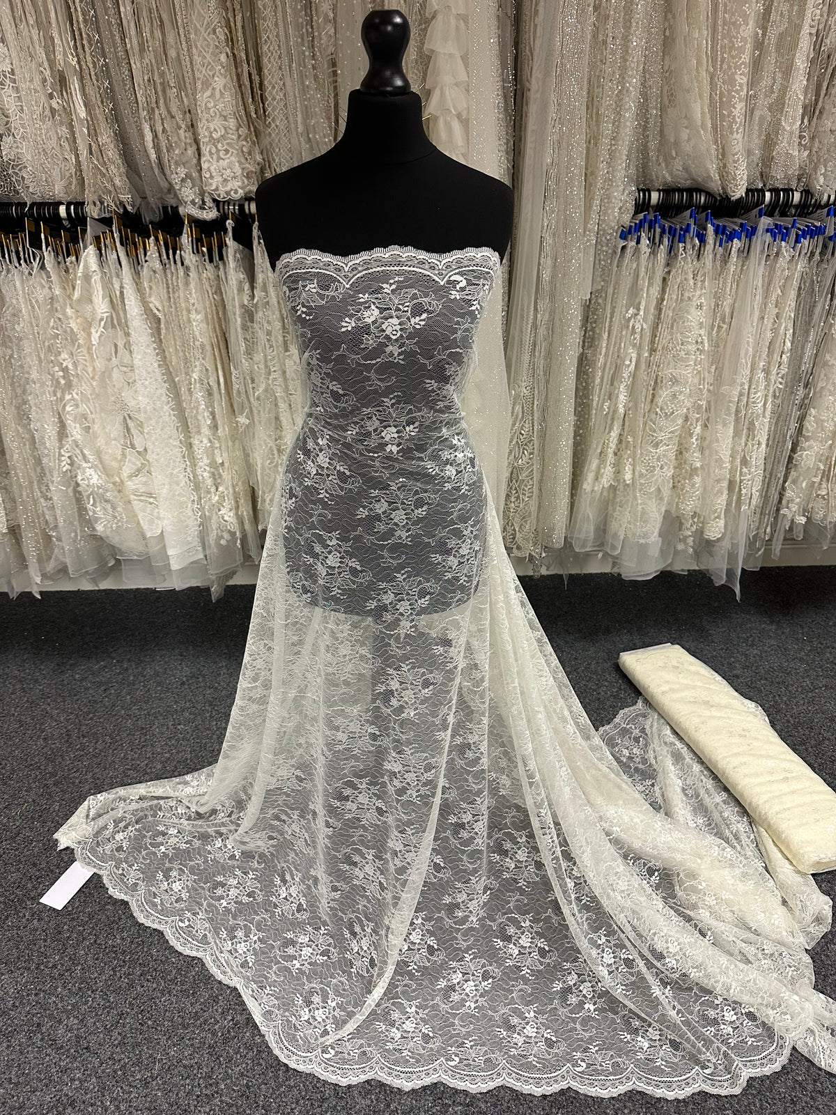 Dentelle Raschel ivoire - P368