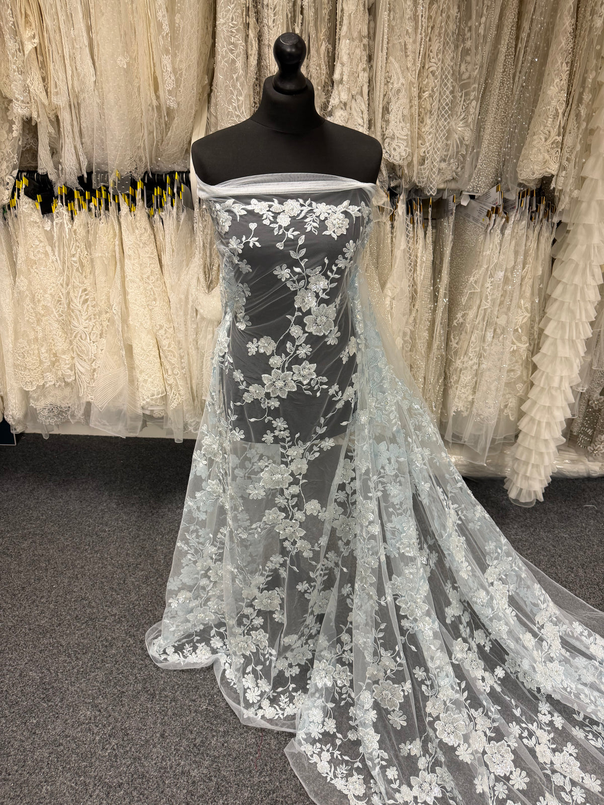 Tulle brodé et perlé bleu layette - EB1090