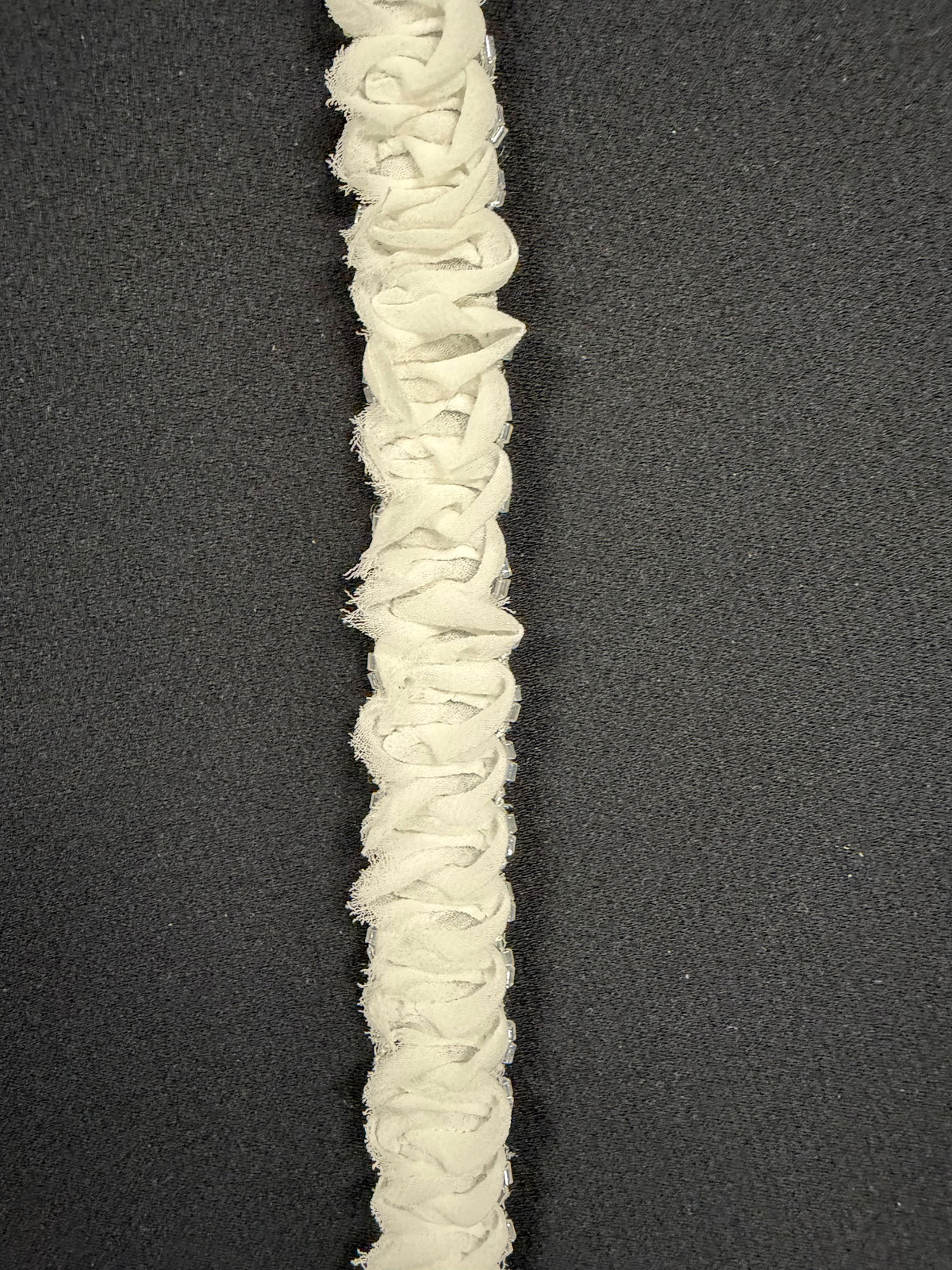 Bordure perlée à ruban en relief ivoire - T293