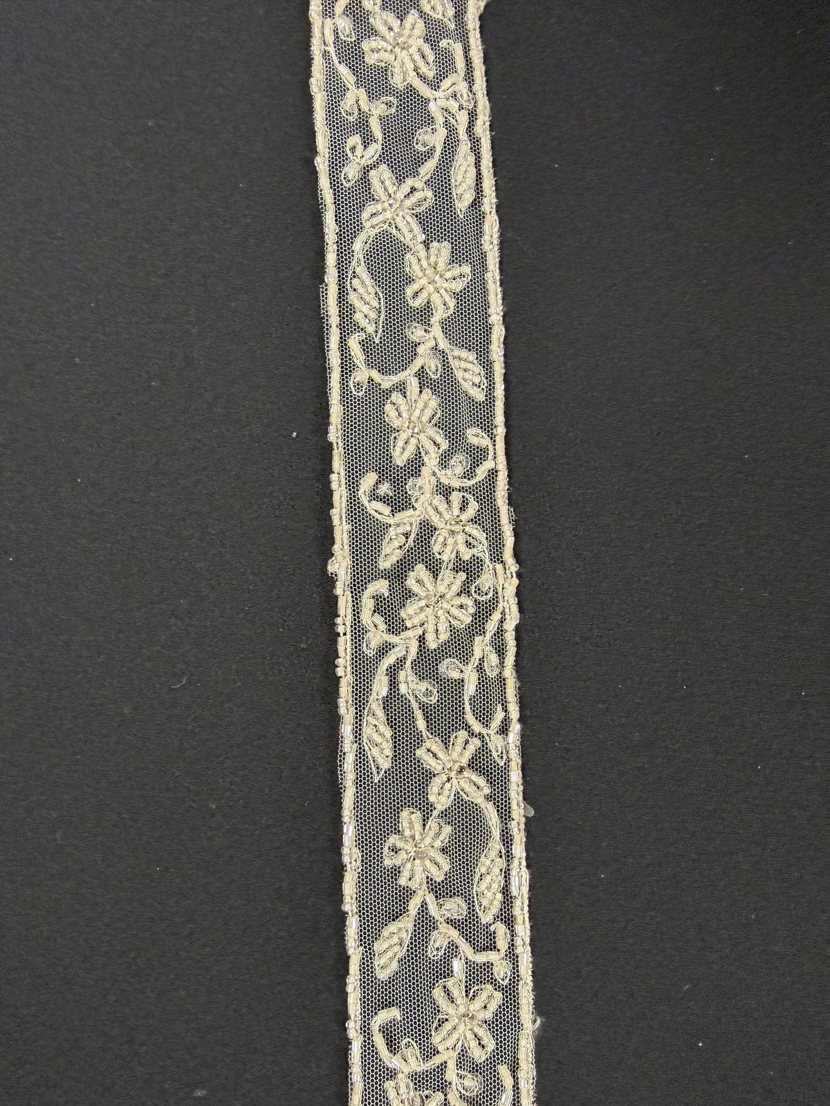 Bordure ivoire à perles et sequins - T169