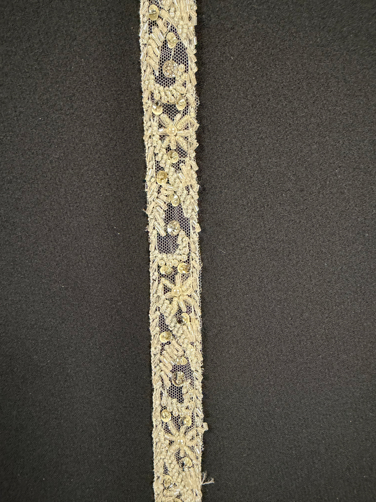Bordure de perles et sequins ivoire - T165