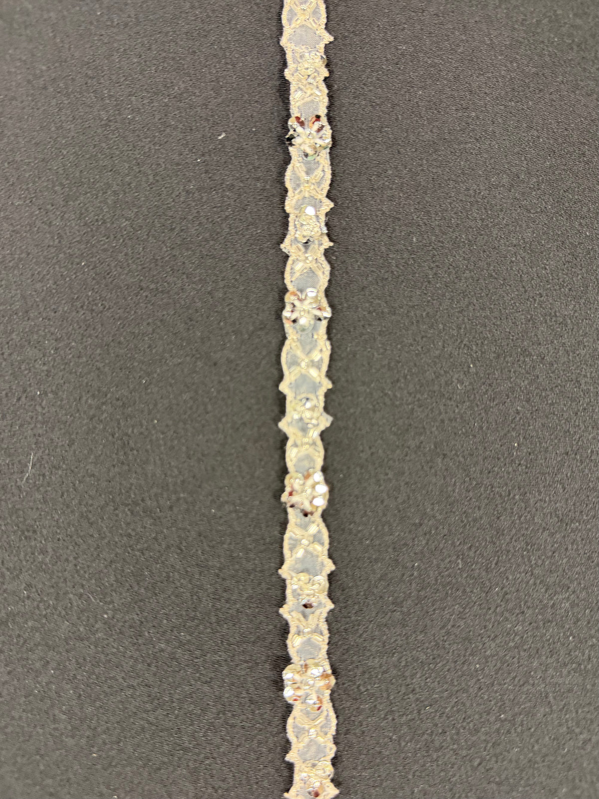 Bordure argentée à perles et sequins - T148