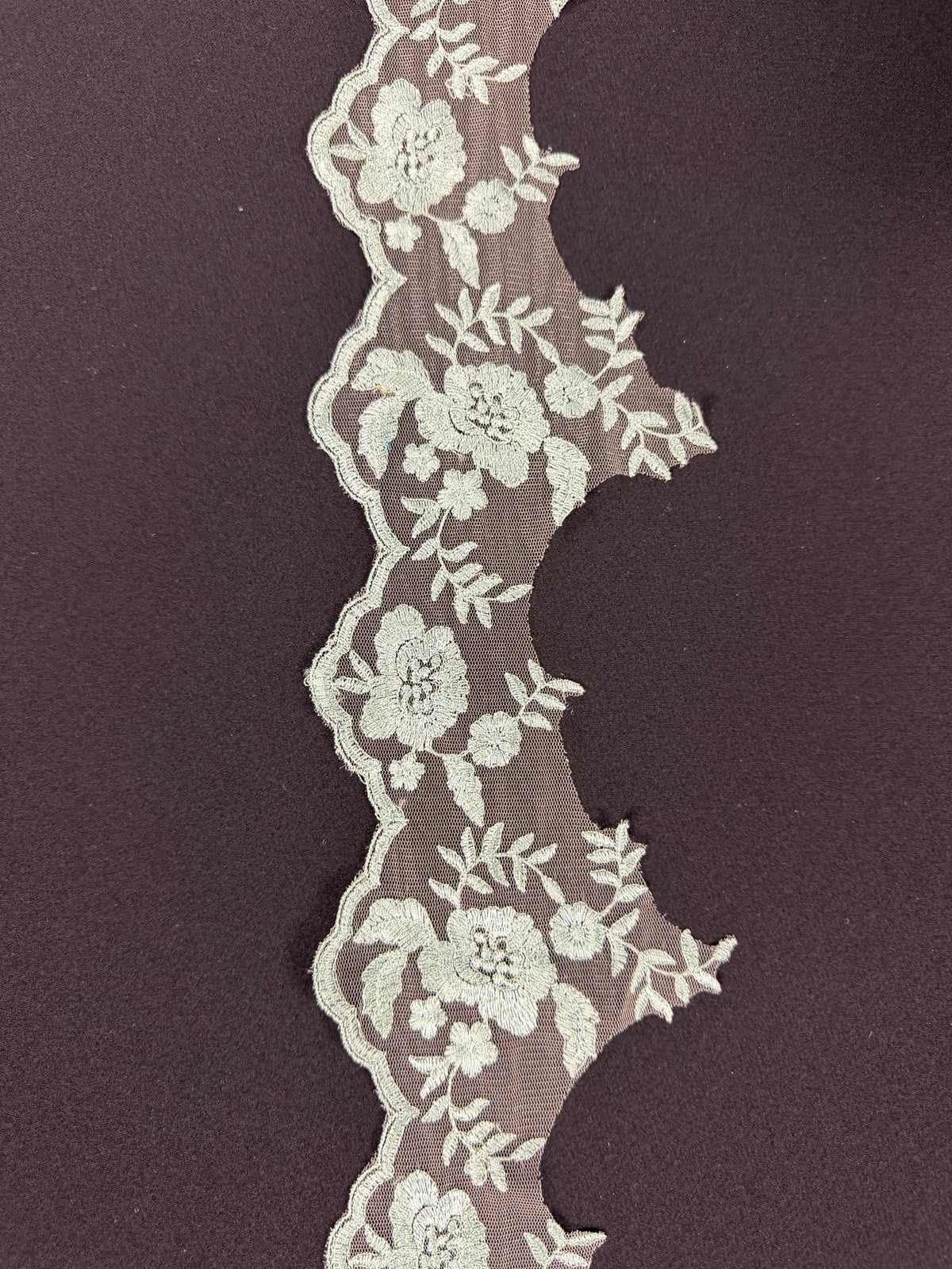 Bordure brodée vert brumeux - T131