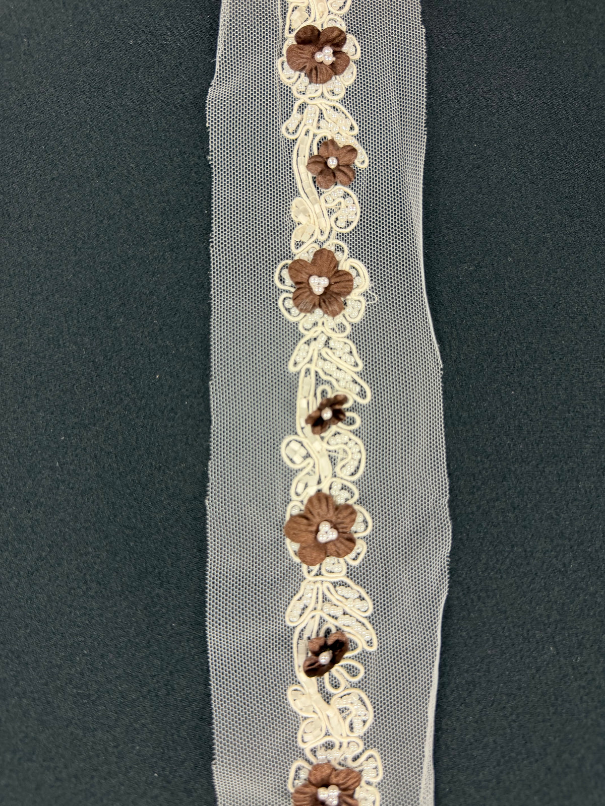 Bordure en perles chocolat - T51